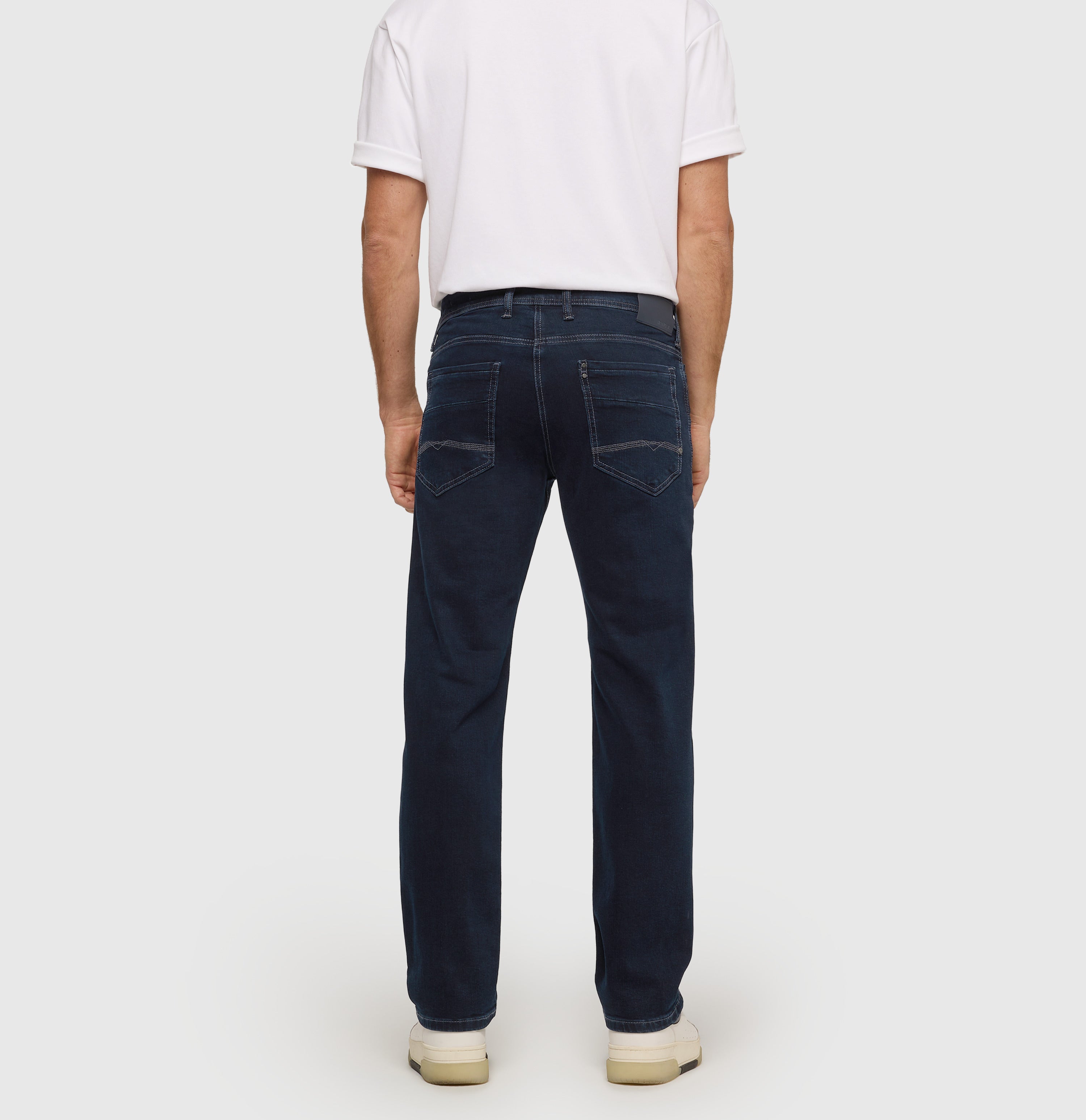 Regular fit with an authentic look. | Ben | blue black | Back view of model