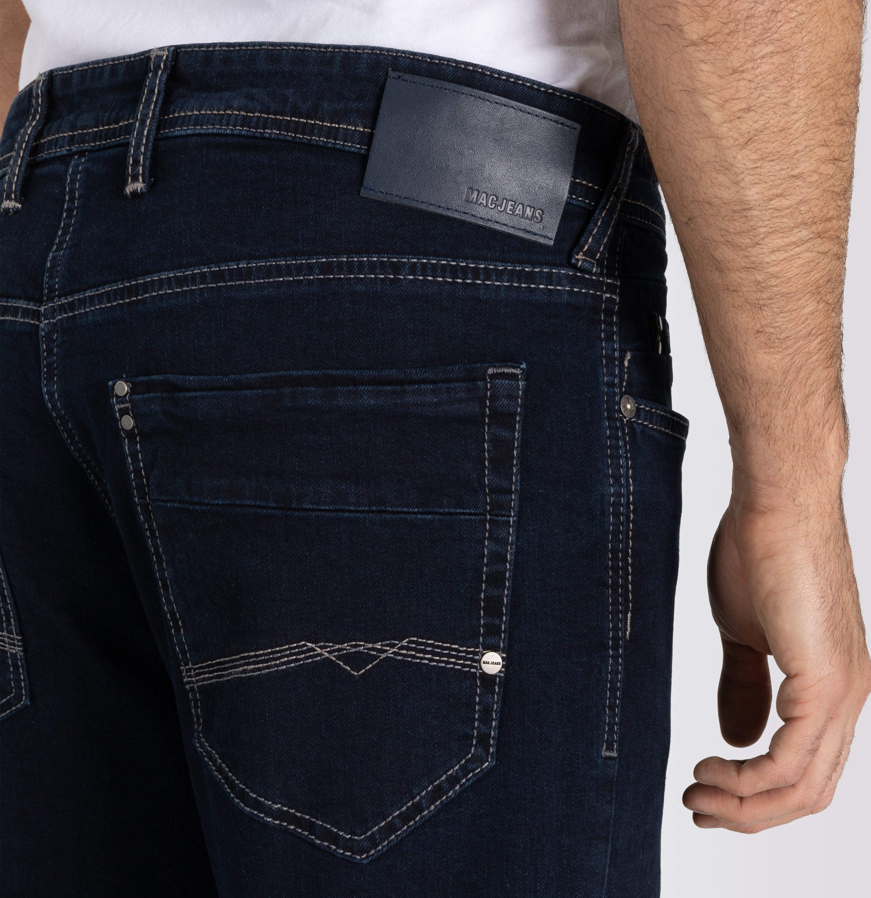 Authentic jeans in a regular fit. | S-NAME | S-FBBZ | Detailed view 2 of model