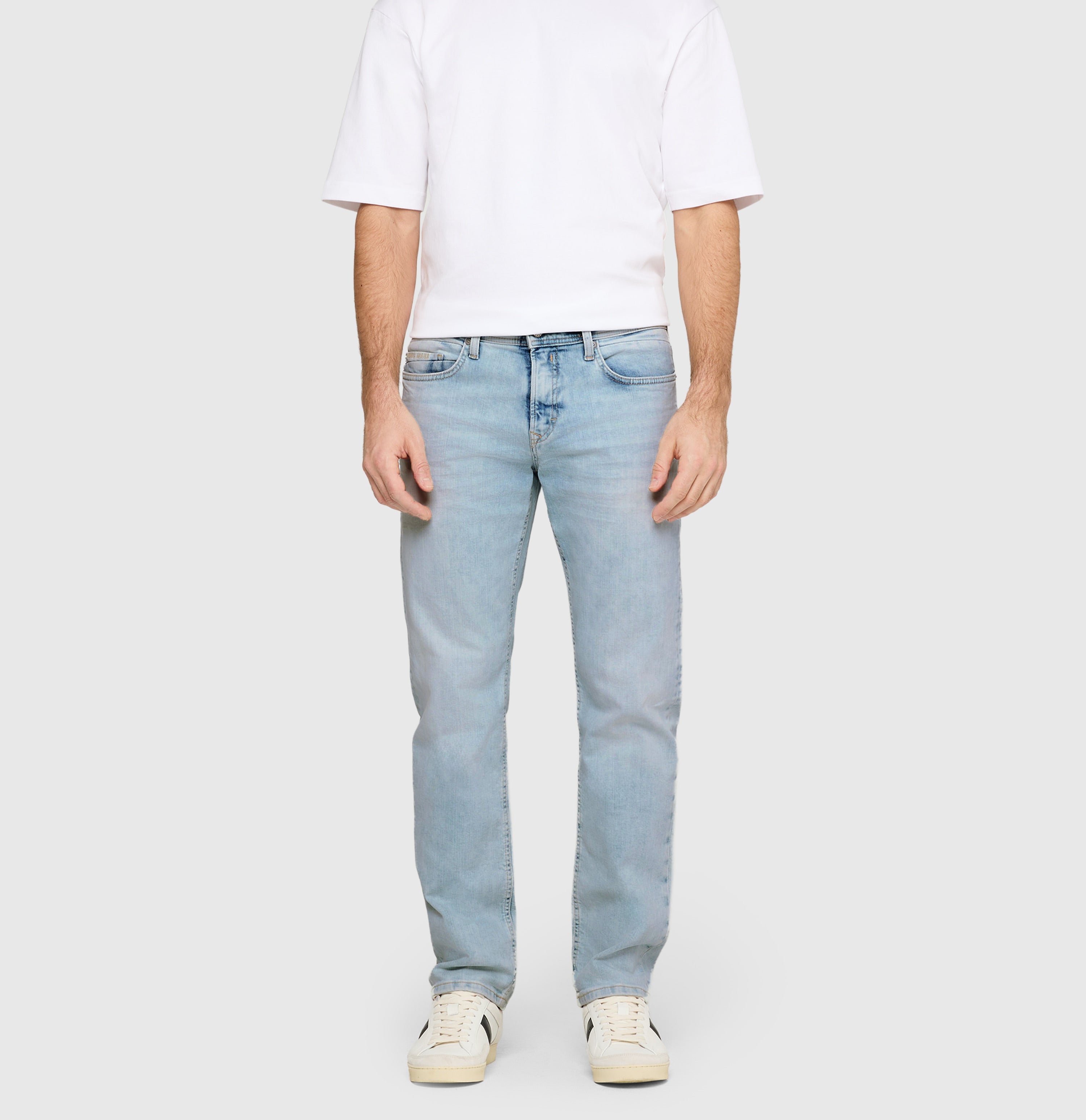 Regular fit with an authentic look. | Ben | summer lightblue authentic wash | Front view of model