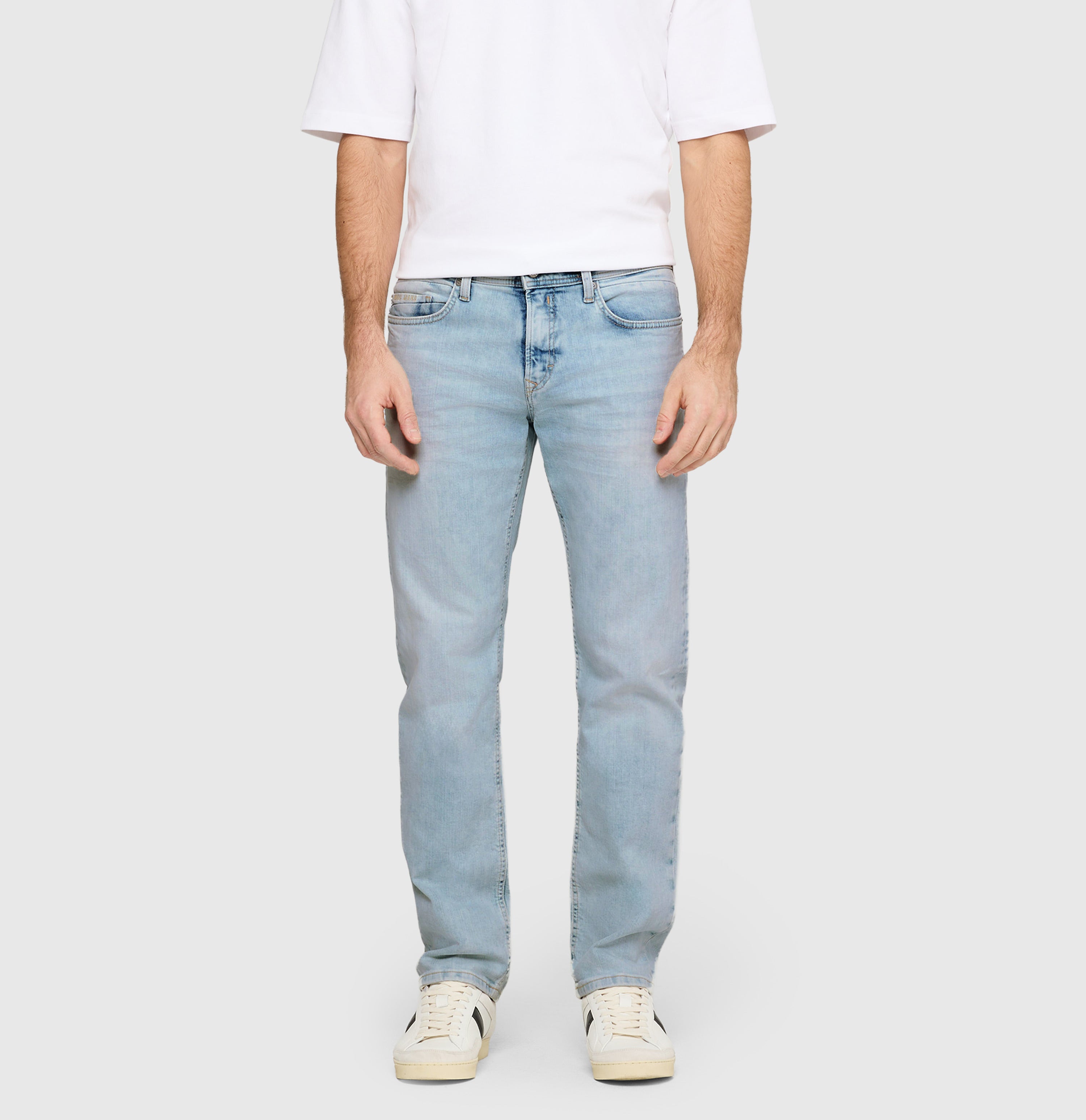 Regular fit with an authentic look. | Ben | summer lightblue authentic wash | Front view of model