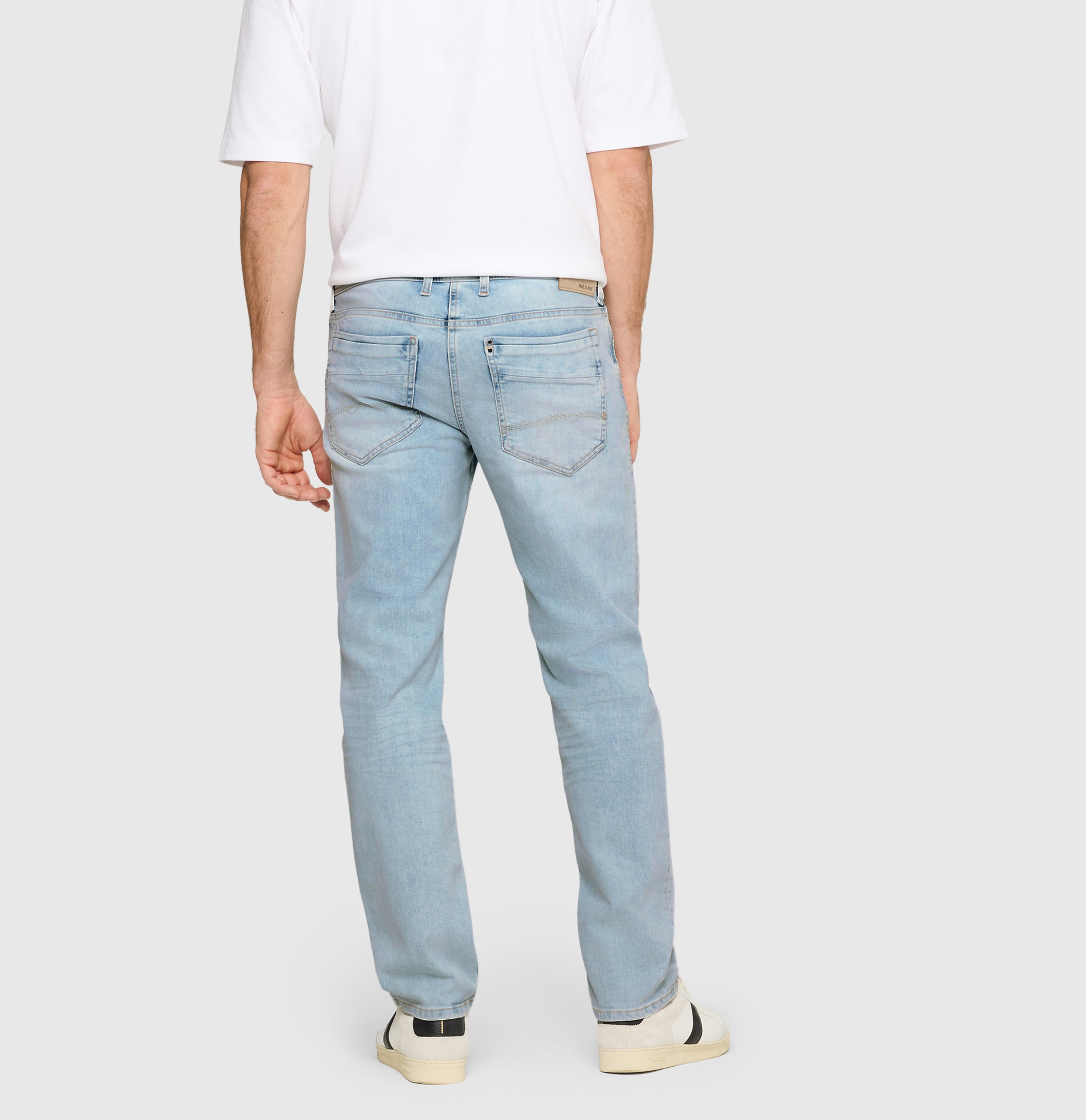 Regular fit with an authentic look. | Ben | summer lightblue authentic wash | Back view of model