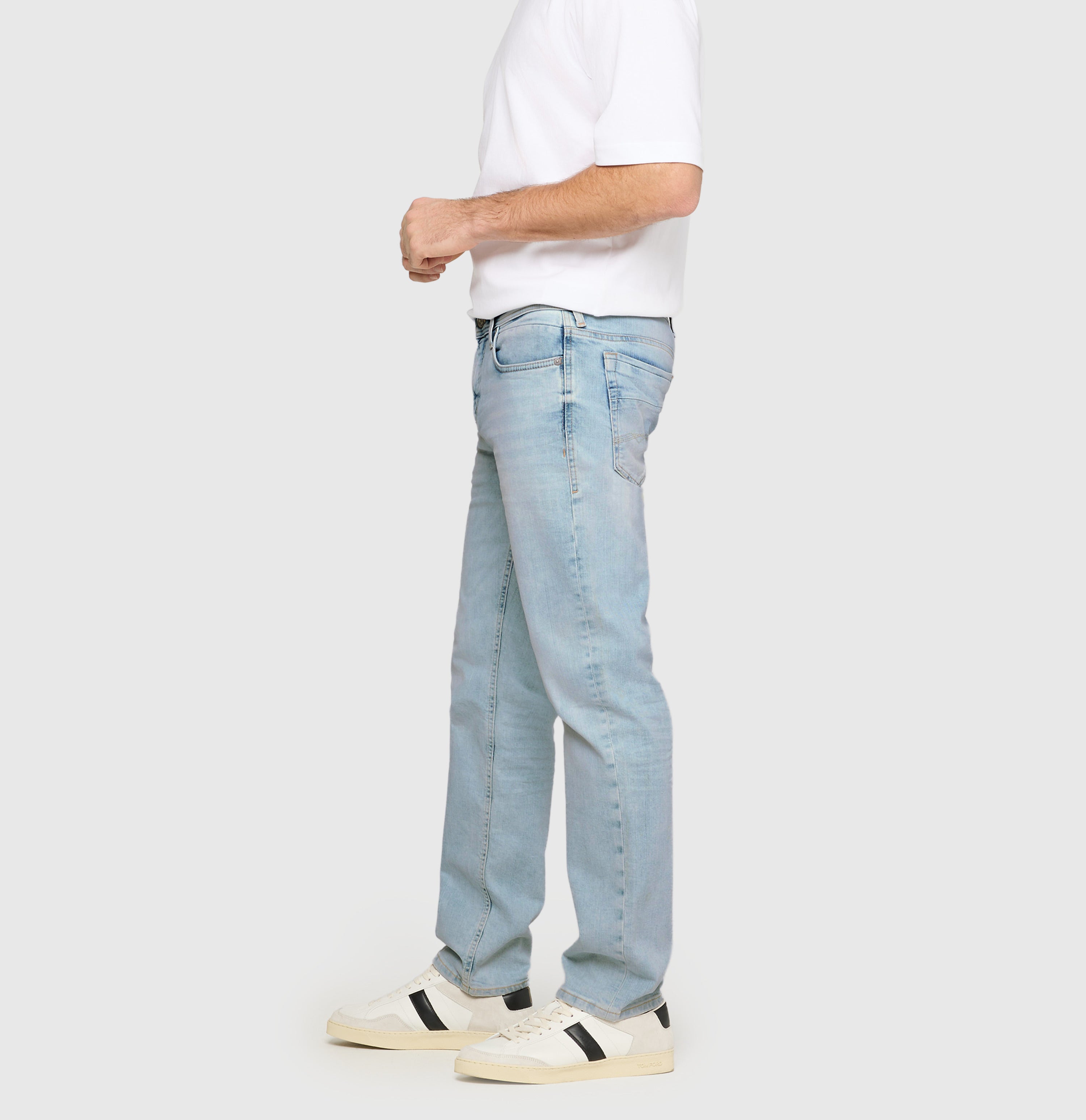 Regular fit with an authentic look. | Ben | summer lightblue authentic wash | Side view of model