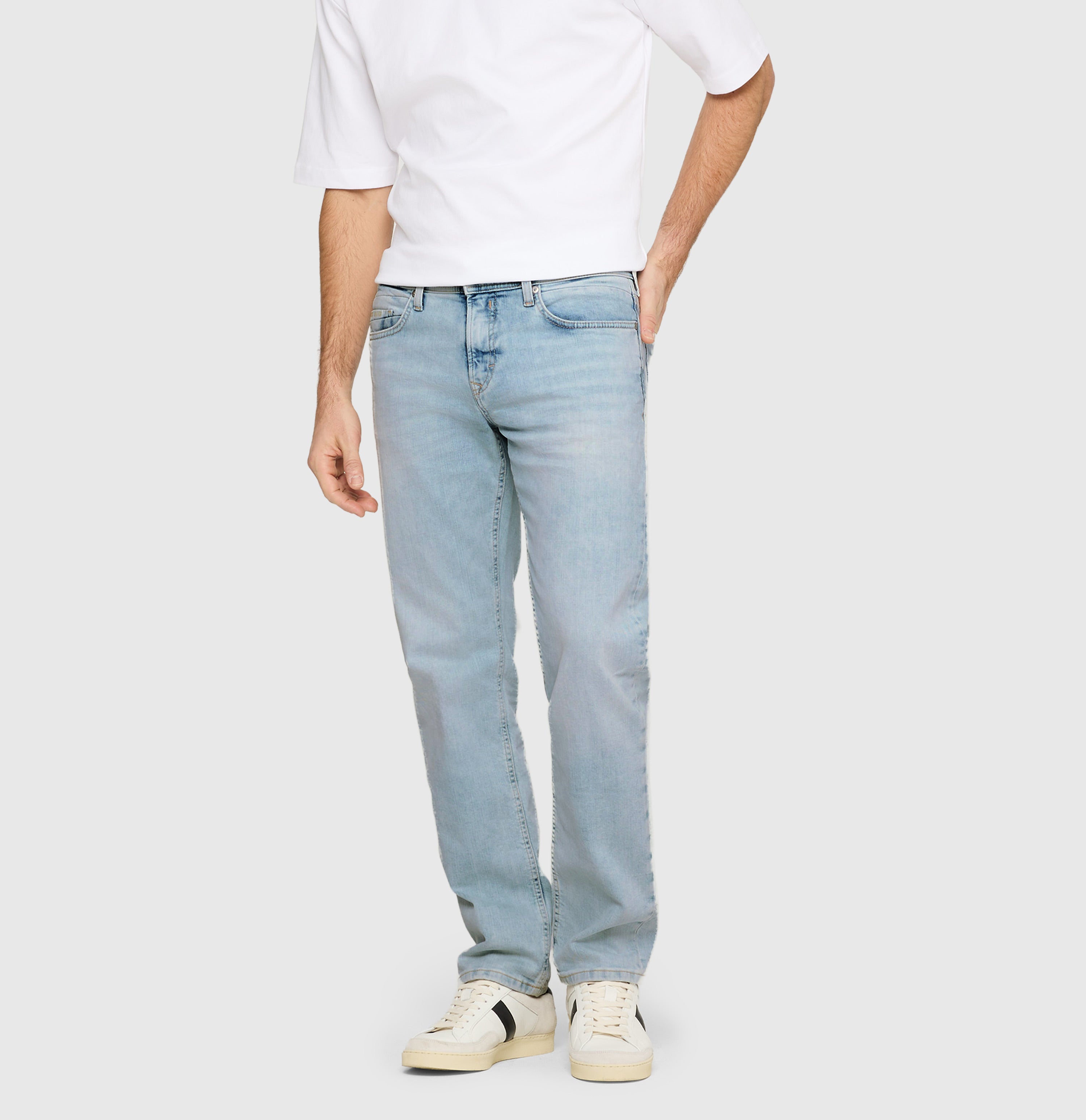 Regular fit with an authentic look. | Ben | summer lightblue authentic wash | Detailed view 2 of model