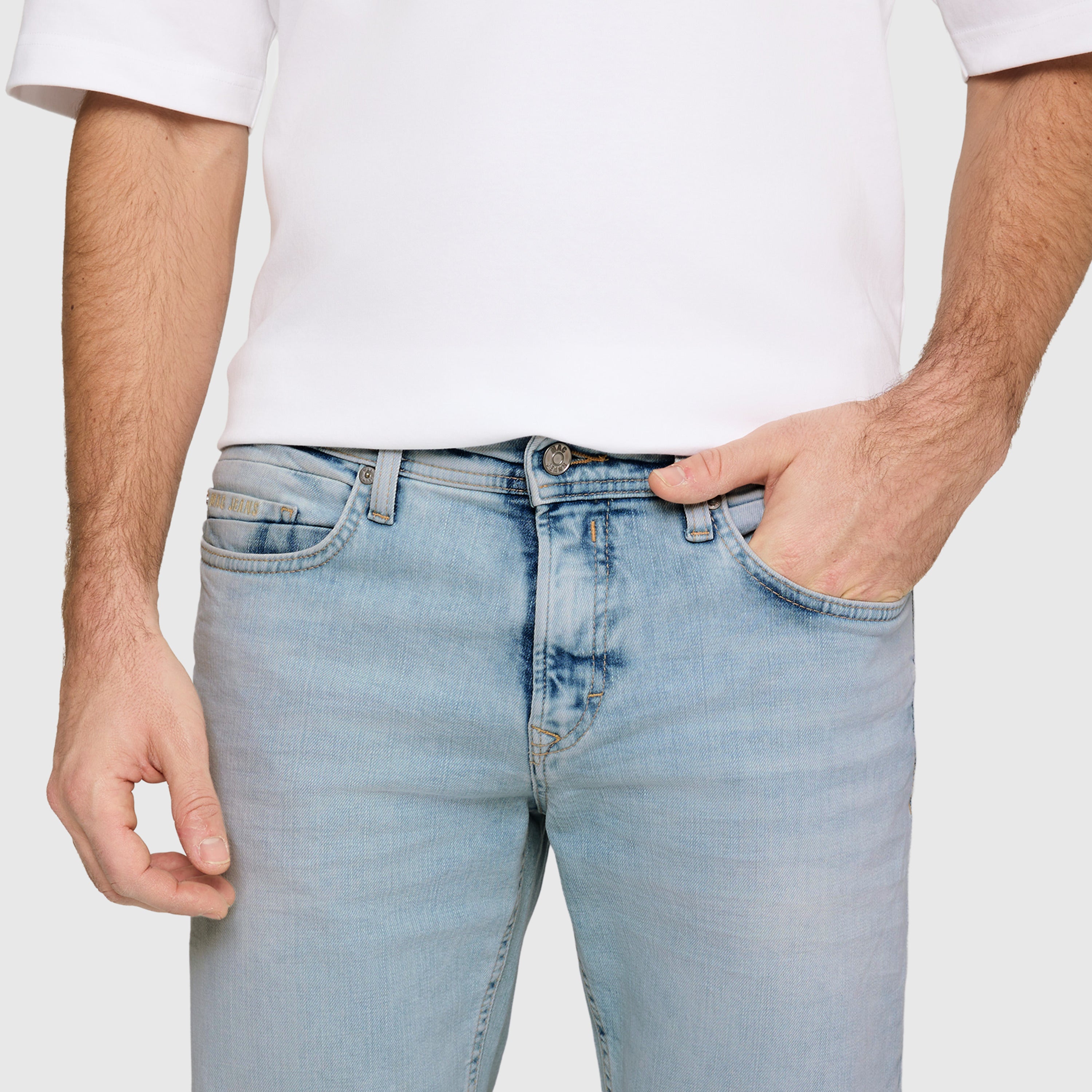 Regular fit with an authentic look. | Ben | summer lightblue authentic wash | Detailed view 4 of model