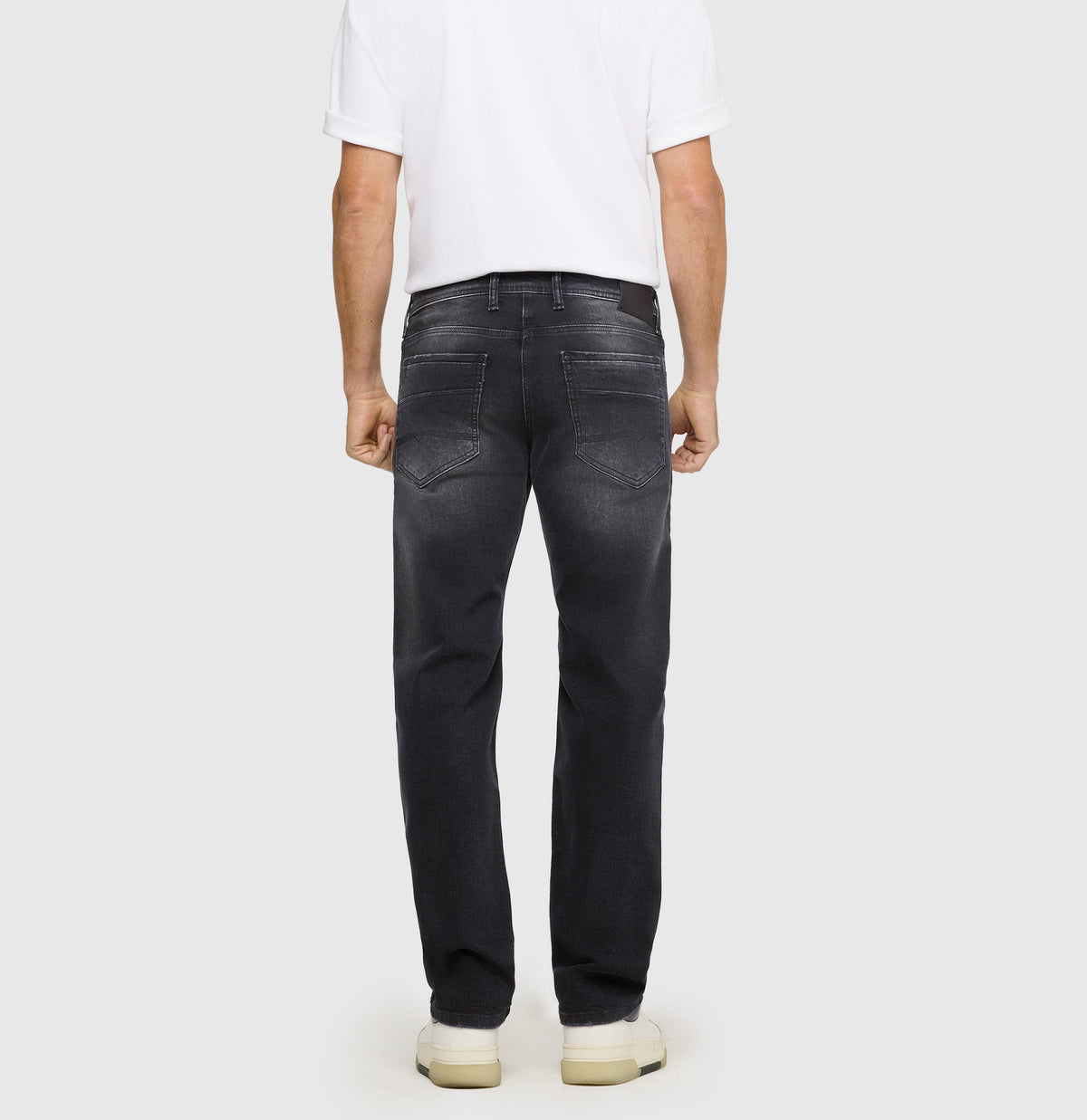 Regular fit with an authentic look. | Ben | authentic black black | Back view of model