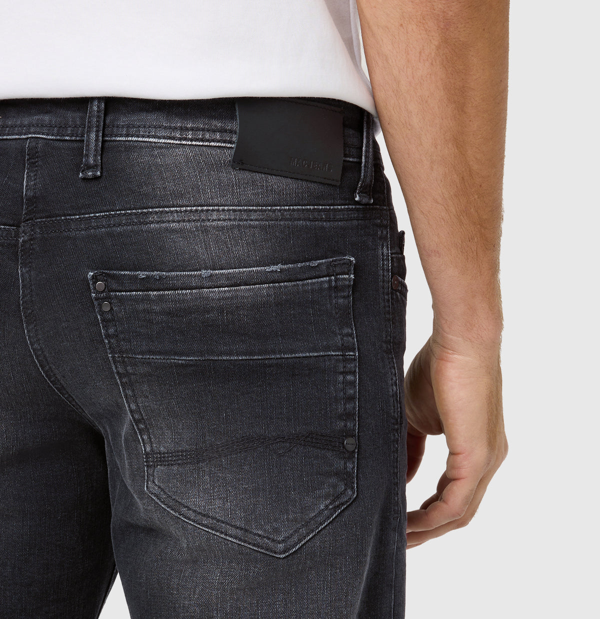 Regular fit with an authentic look. | Ben | authentic black black | Detailed view 2 of model