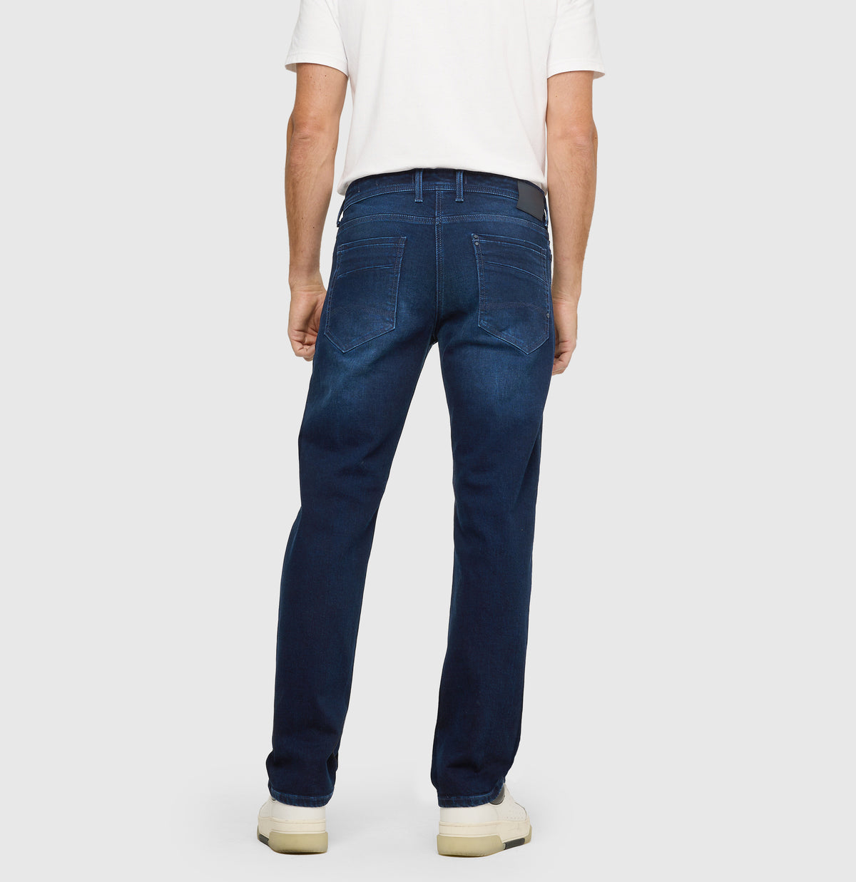 Regular fit with an authentic look. | Ben | blue od blue authentic wash | Back view of model