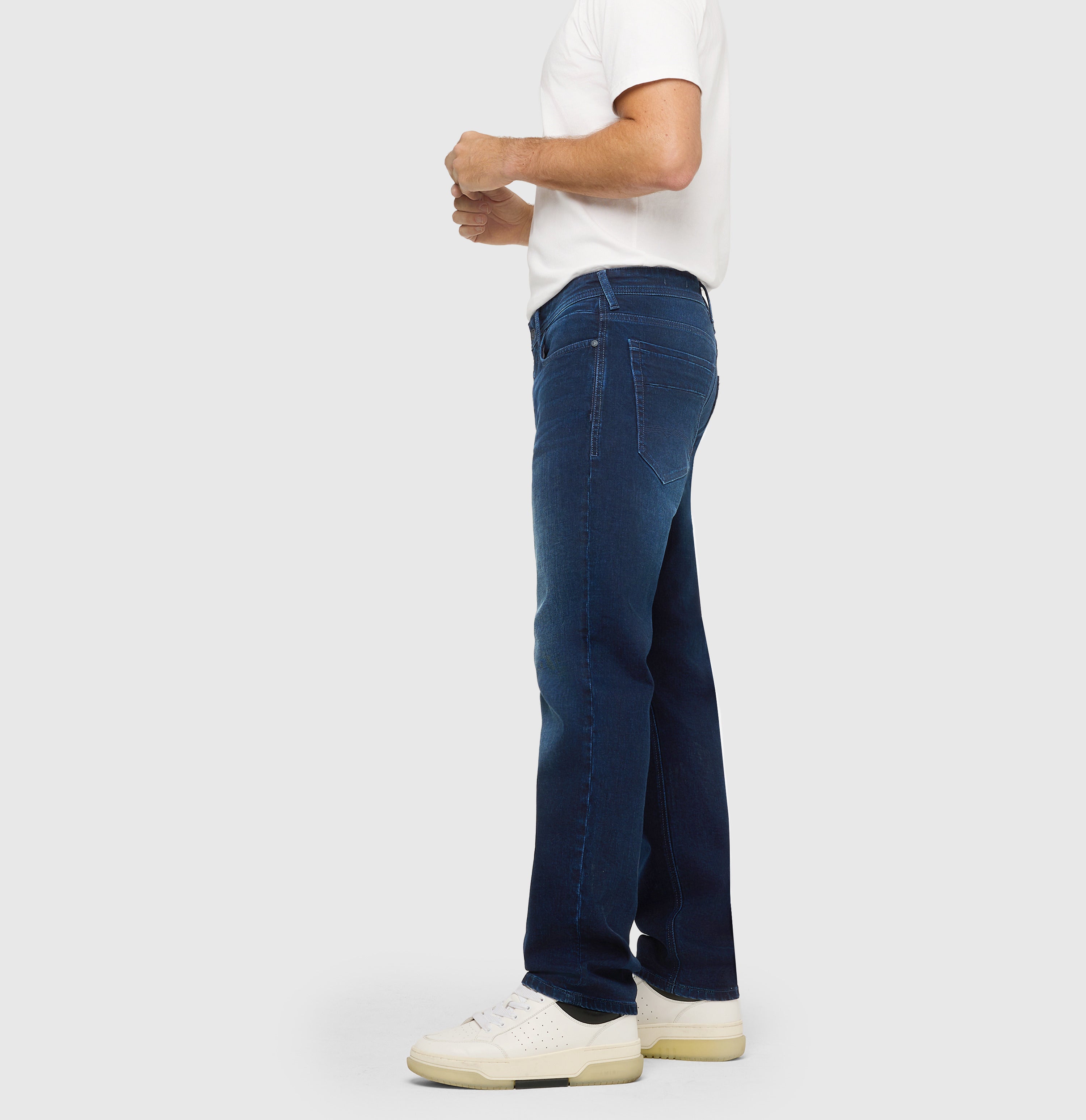 Regular fit with an authentic look. | Ben | blue od blue authentic wash | Side view of model