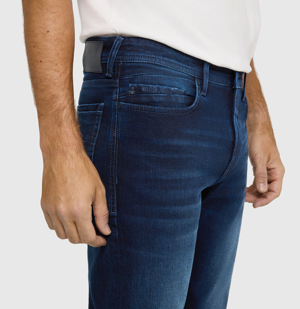 Regular fit with an authentic look. | Ben | blue od blue authentic wash | Detailed view 2 of model