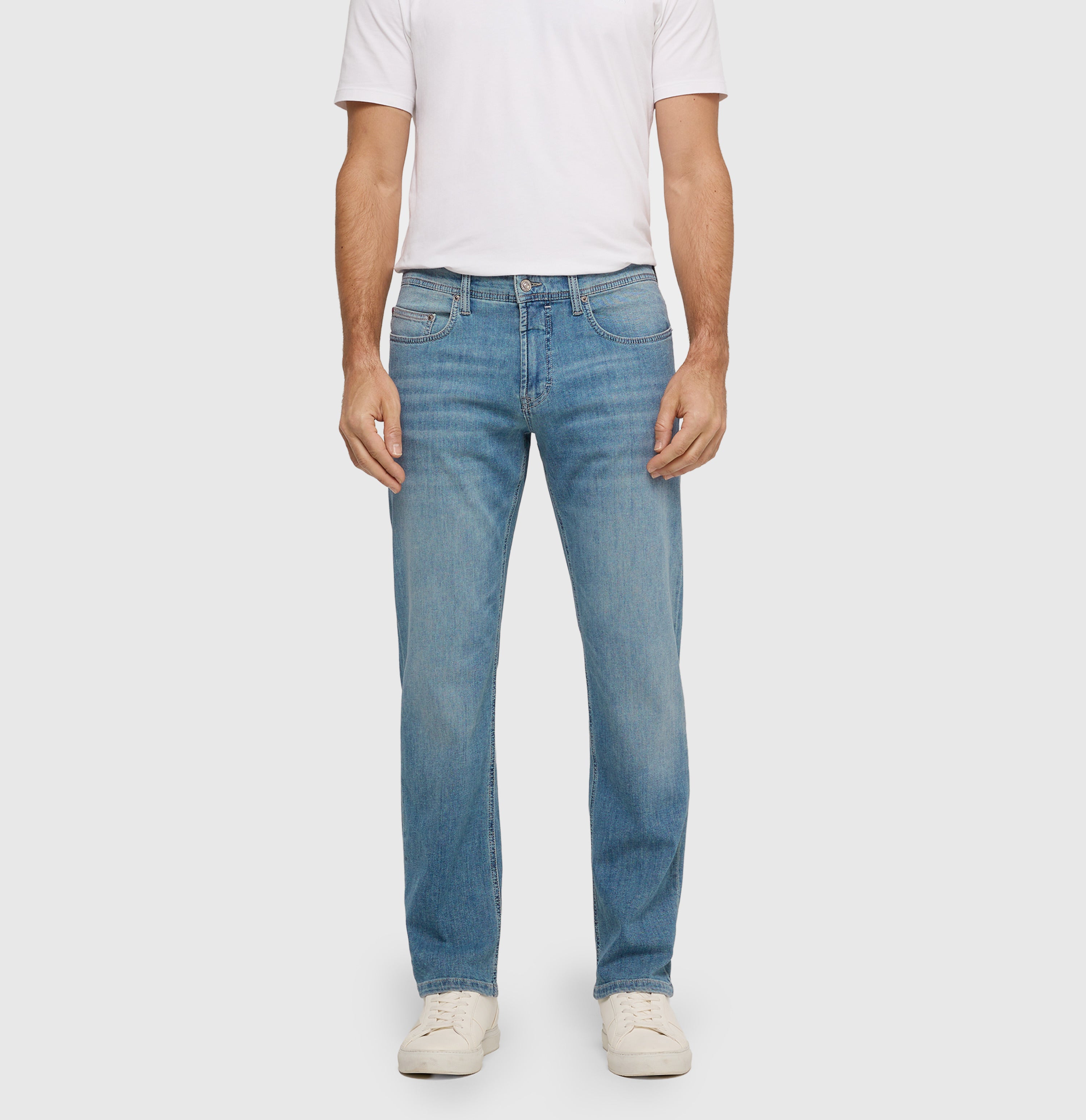 Regular jeans with linen content. | Ben | midblue authentic wash | Front view of model