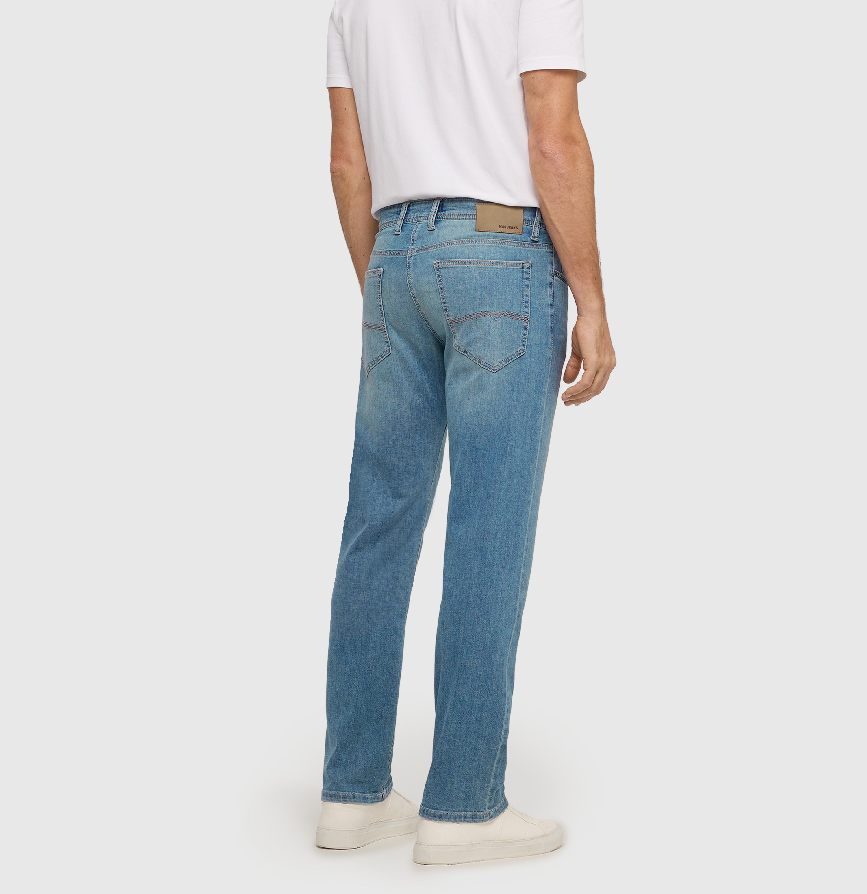 Regular jeans with linen content. | Ben | midblue authentic wash | Back view of model