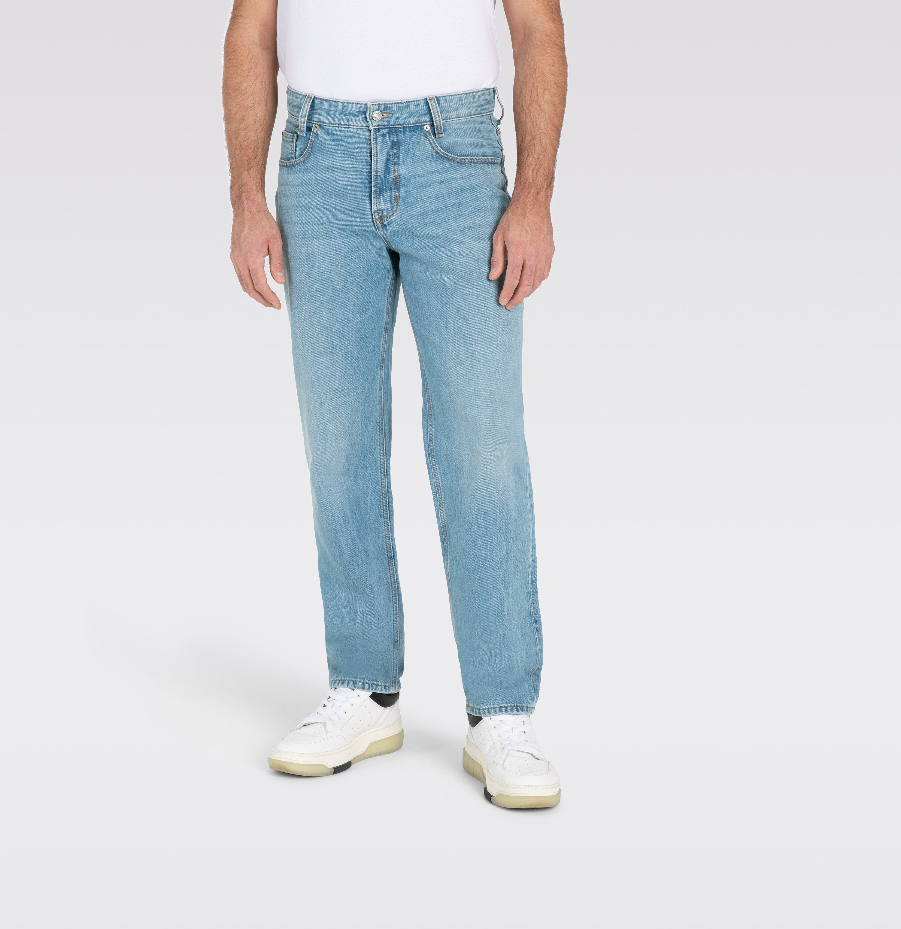 Comfort fit made of nettle denim. With a modern ’90s look. | Rick | light vintage wash | Front view of model