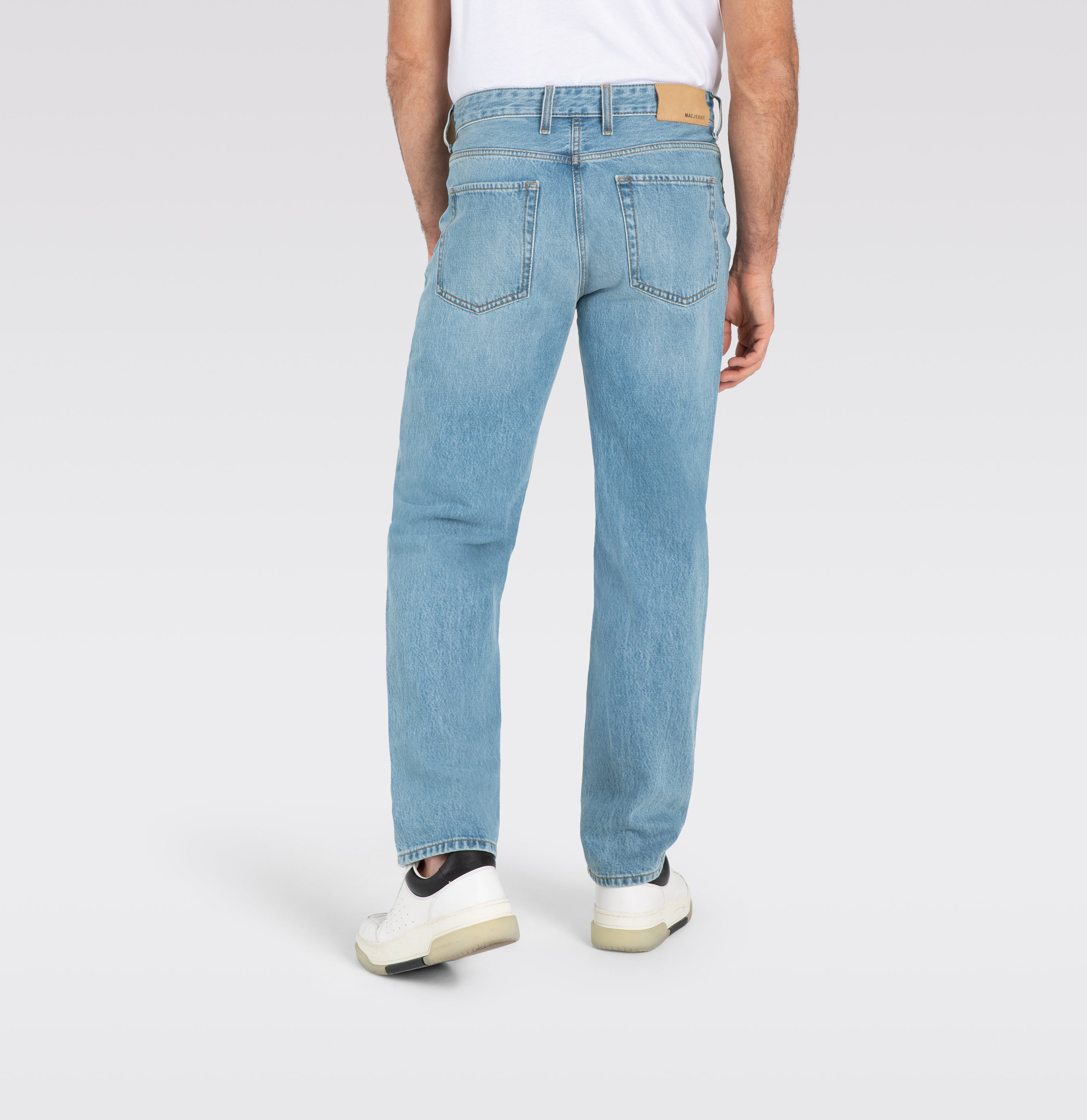 Comfort fit made of nettle denim. With a modern ’90s look. | Rick | light vintage wash | Back view of model