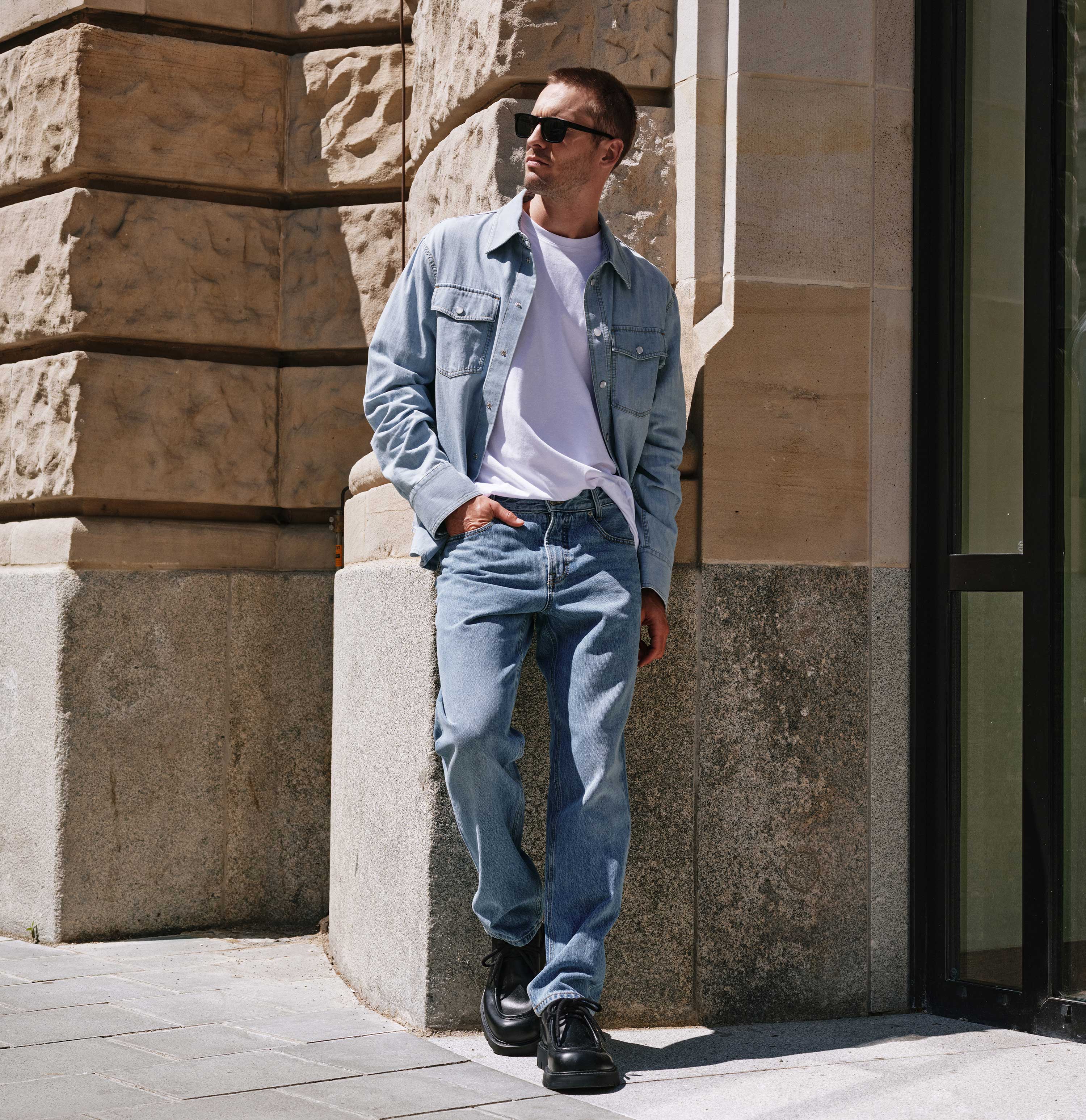 Comfort fit made of nettle denim. With a modern ’90s look. | Rick | light vintage wash | Full-body of model