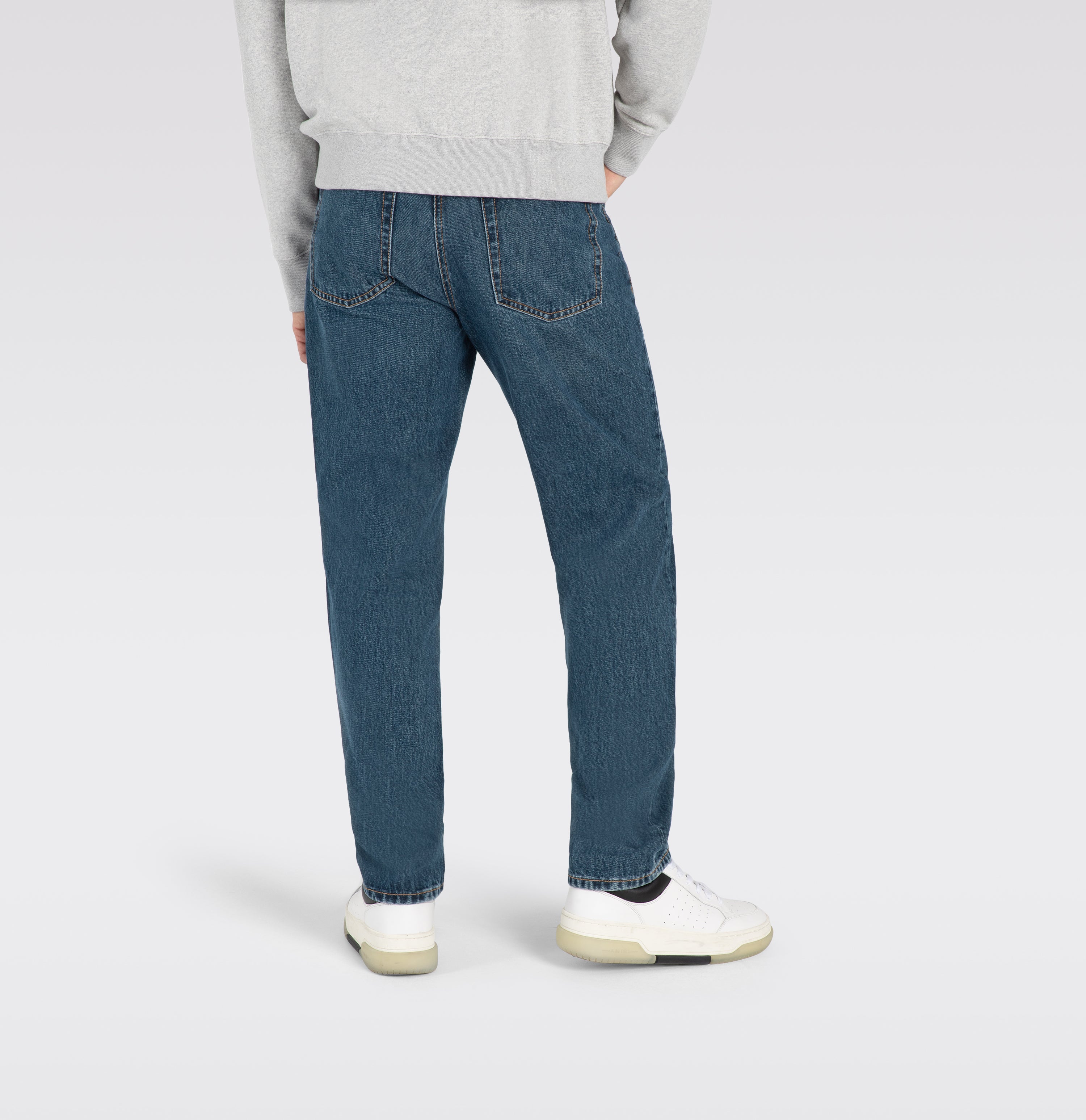 Comfort fit made of nettle denim. With a modern ’90s look. | Rick | dark blue authentic wash | Back view of model