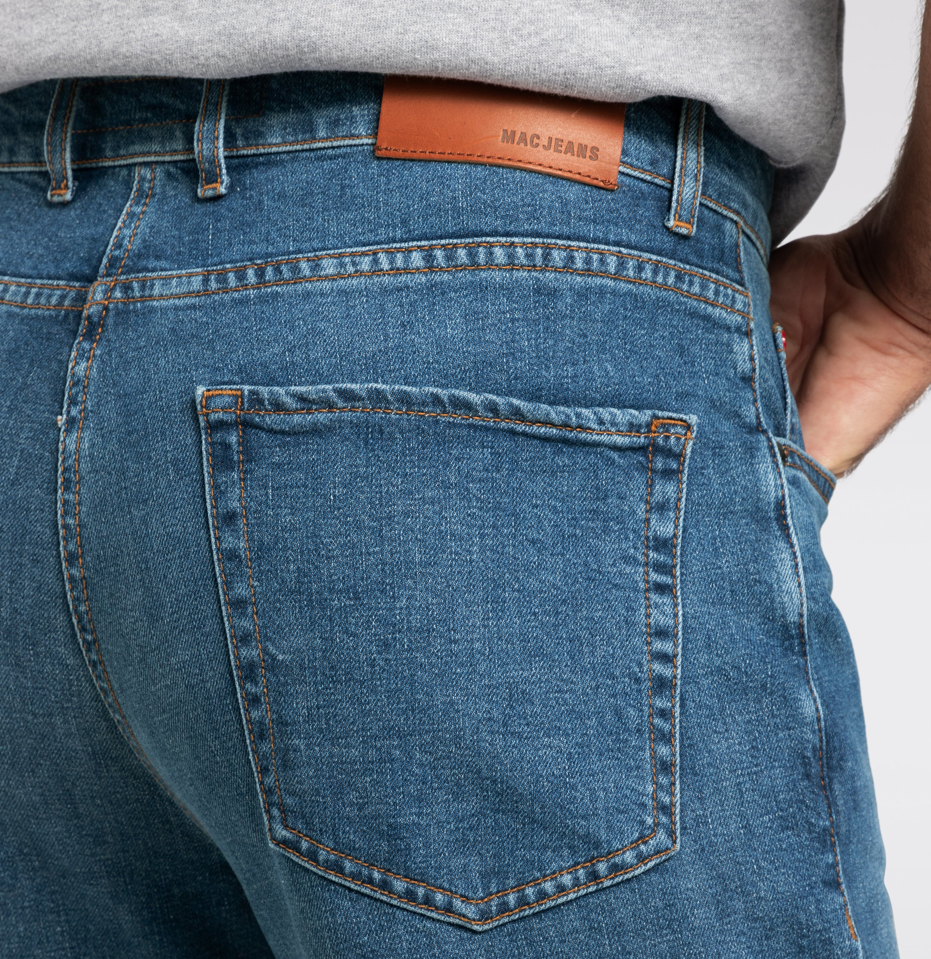 Comfort fit with an authentic vintage look. | Rick | dark blue authentic wash | Detailed view 3 of model