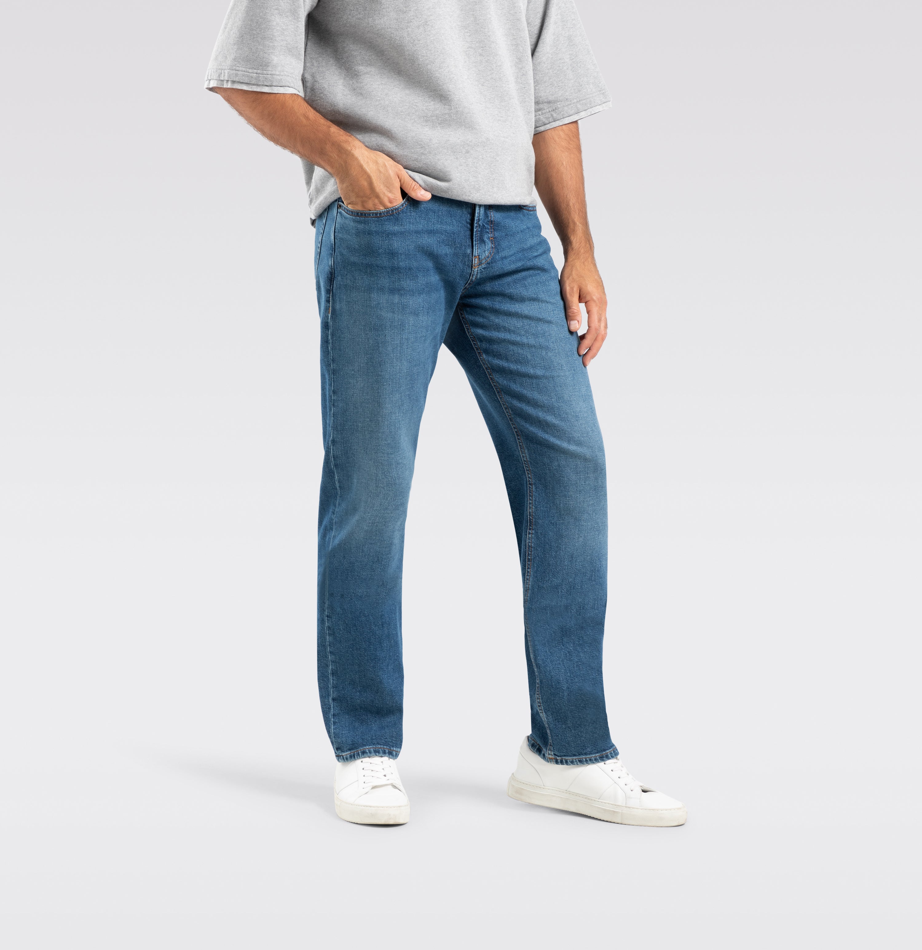 Comfort fit with an authentic vintage look. | Rick | dark blue authentic wash | Campaign image