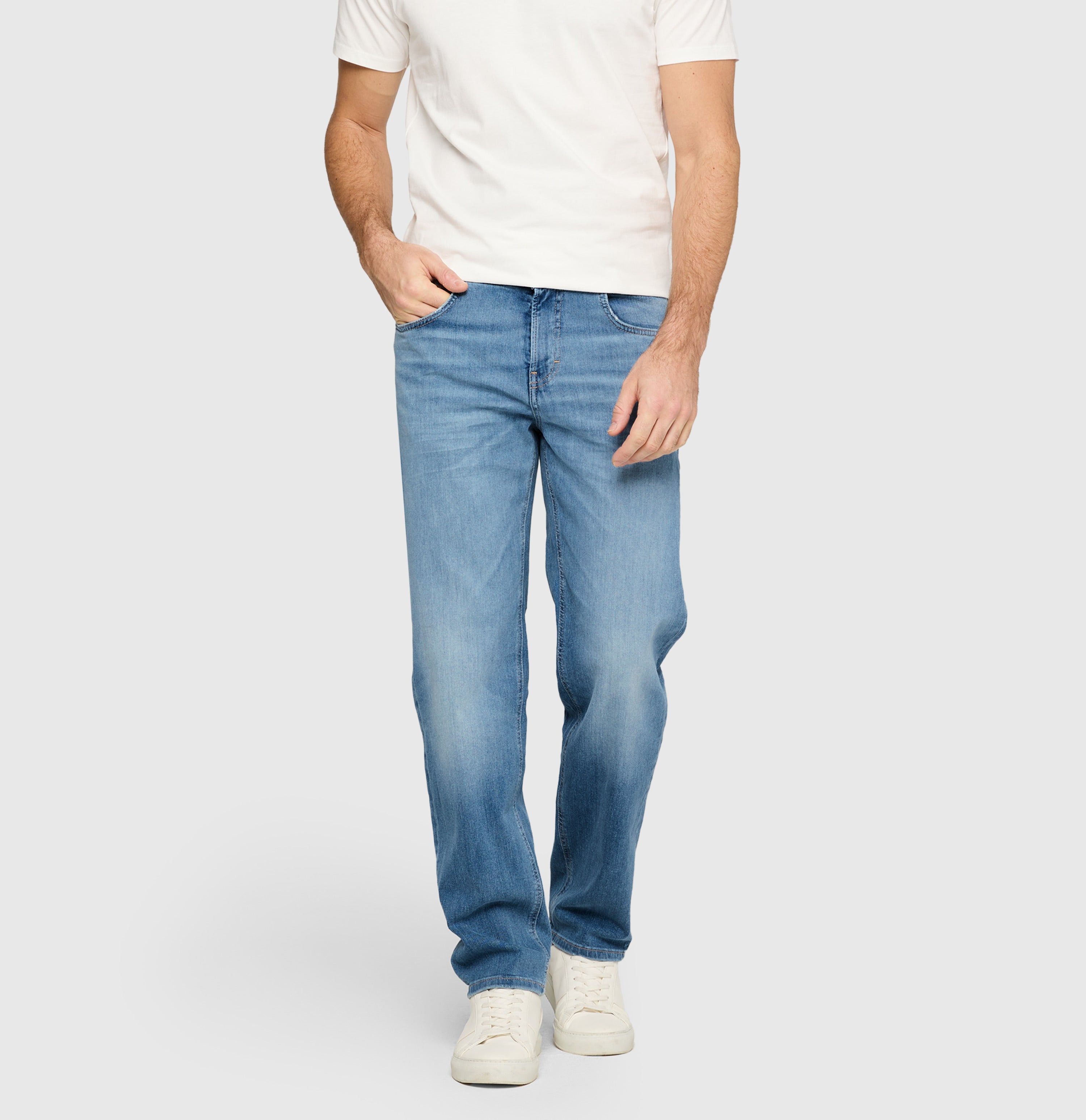 Straight jeans in a vintage wash. | Rick | vintage summer blue | Front view of model