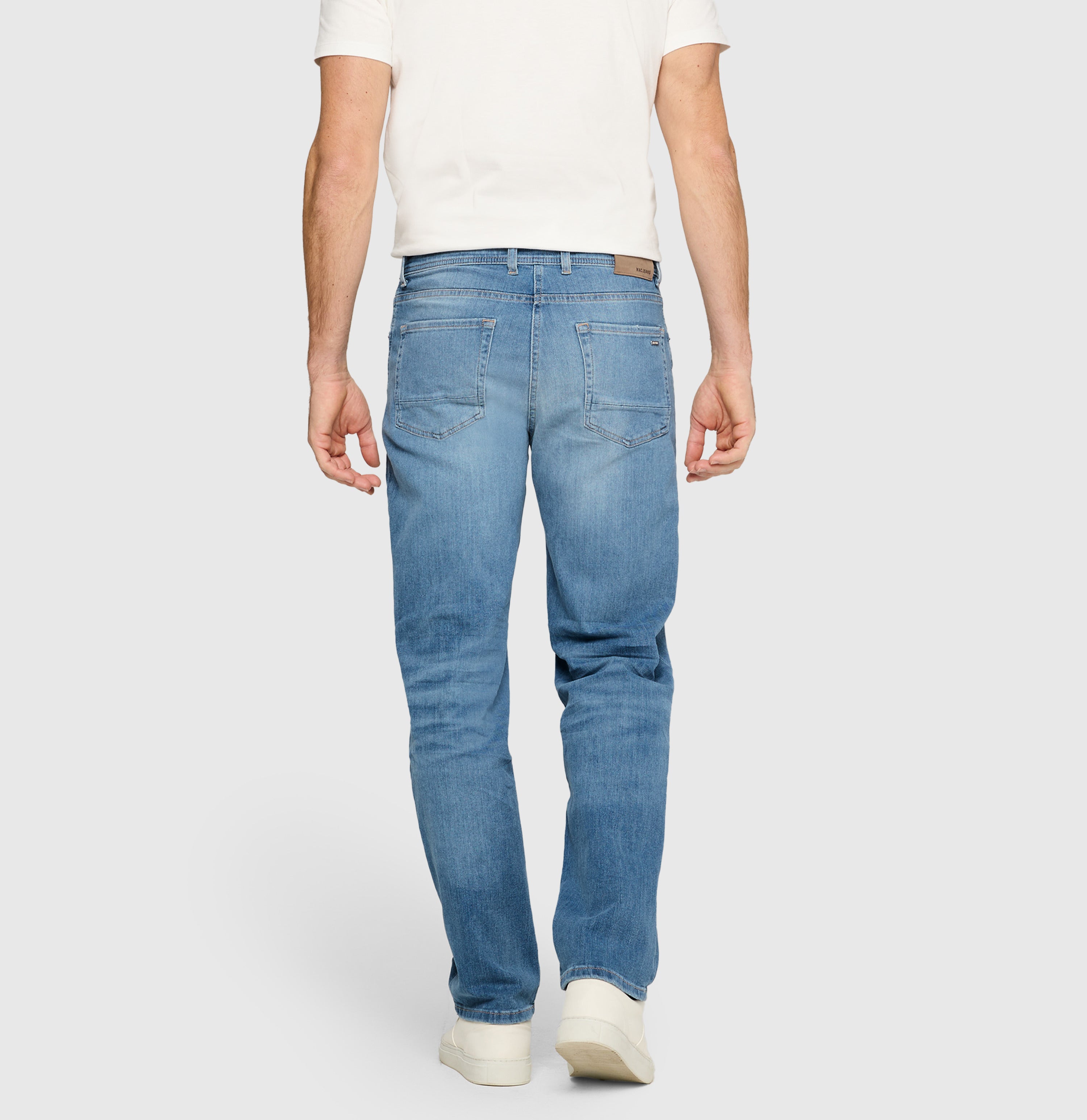 Comfortable jeans with a vintage wash. | Rick | vintage summer blue | Back view of model