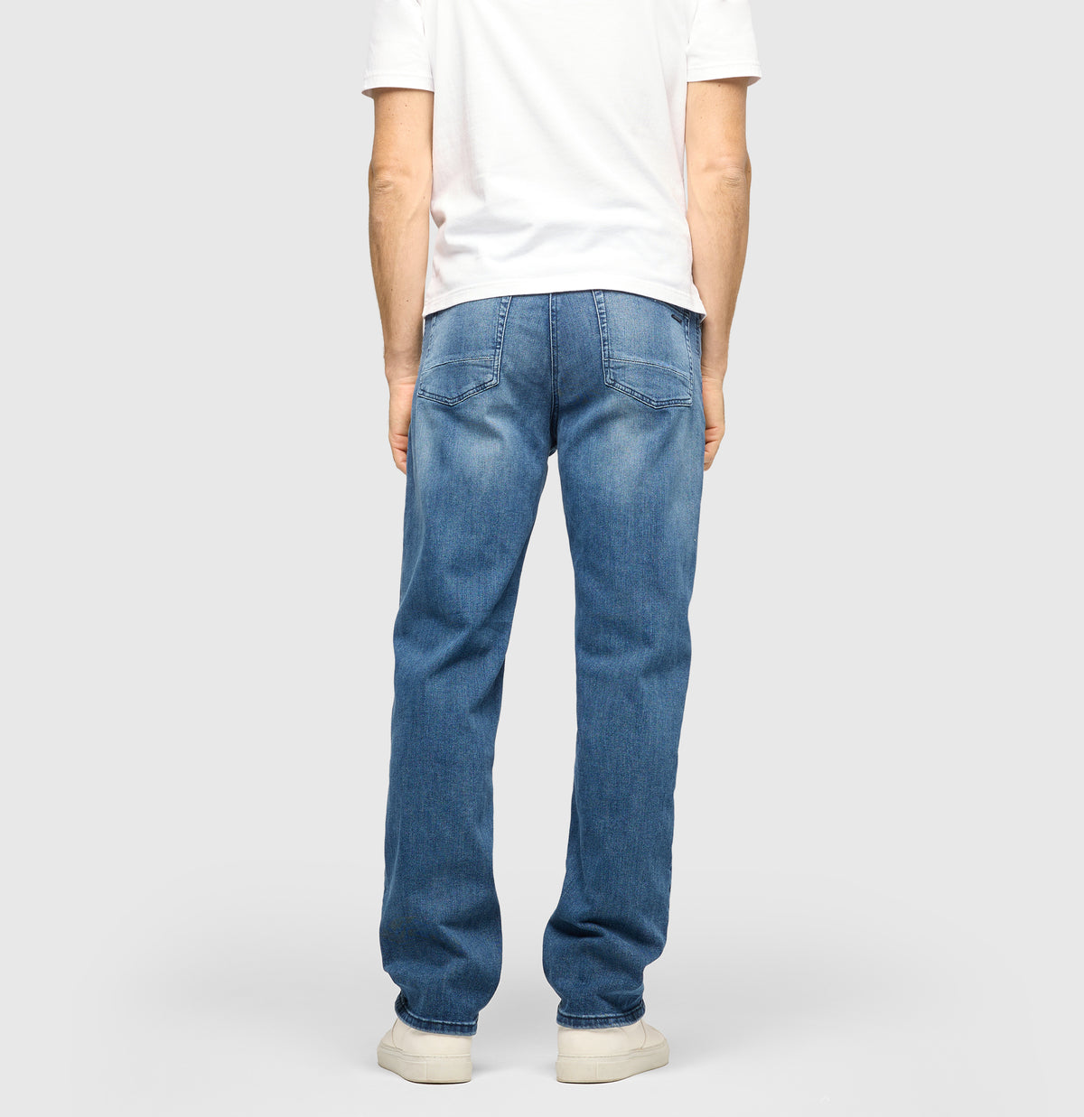 Straight jeans made of comfort stretch denim. | Rick | mid blue authentic wash | Back view of model