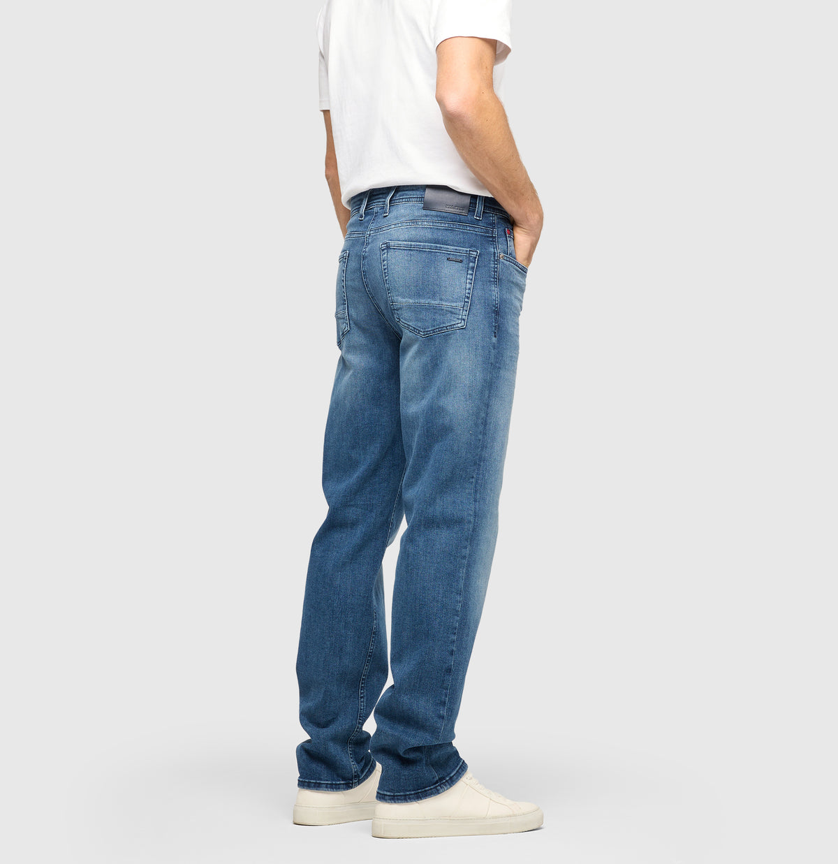 Straight jeans made of comfort stretch denim. | Rick | mid blue authentic wash | Side view of model