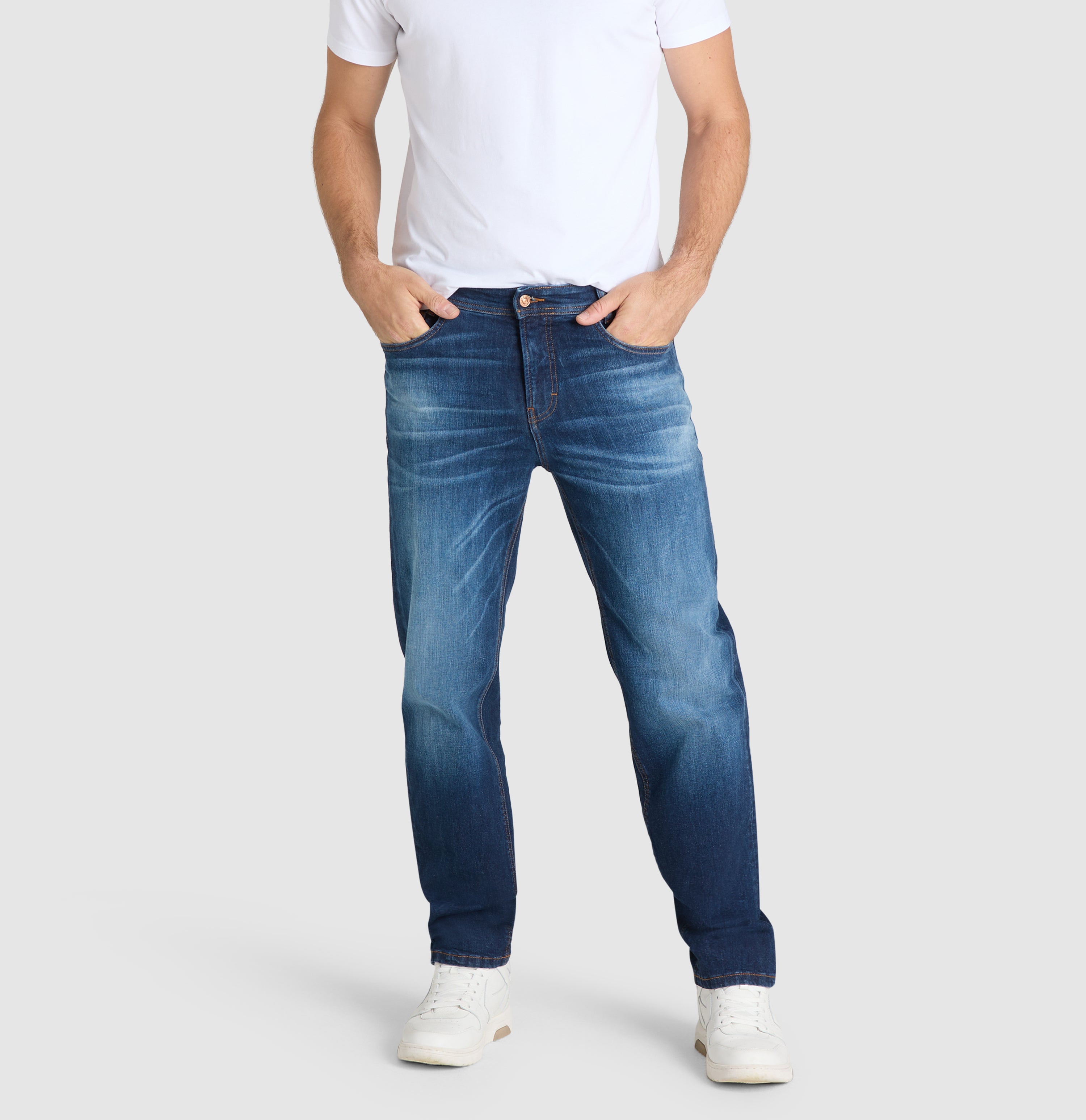 Straight, comfortable jeans with vintage wash. | Rick | dark blue authenic 3D used | Front view of model