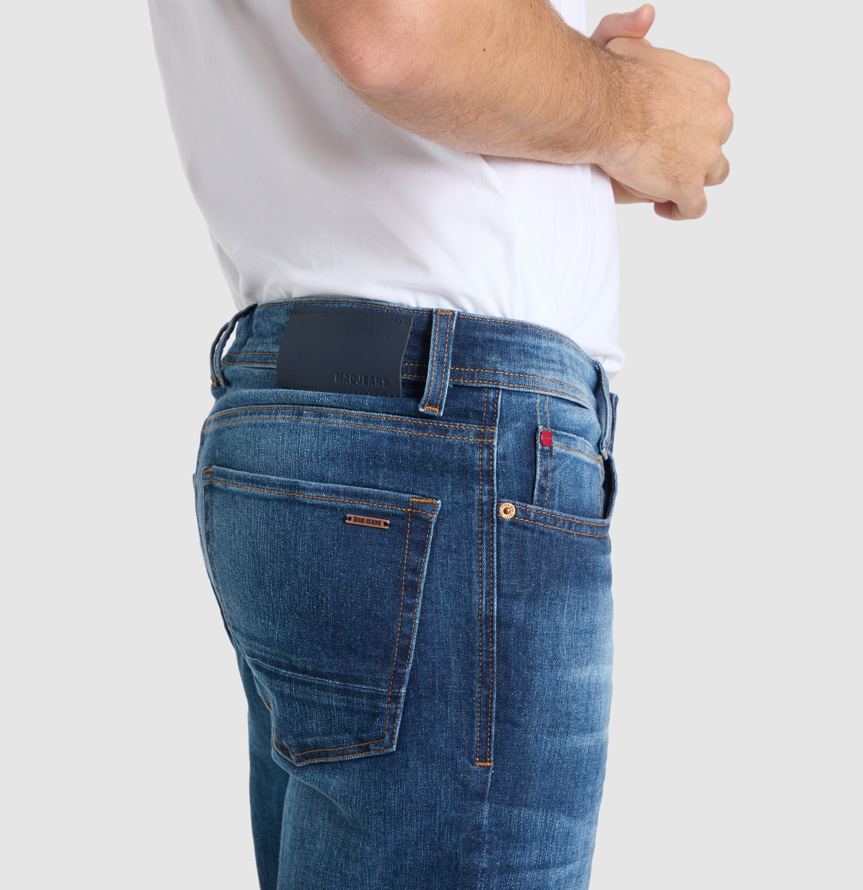 Straight, comfortable jeans with vintage wash. | S-NAME | S-FBBZ | Side view of model