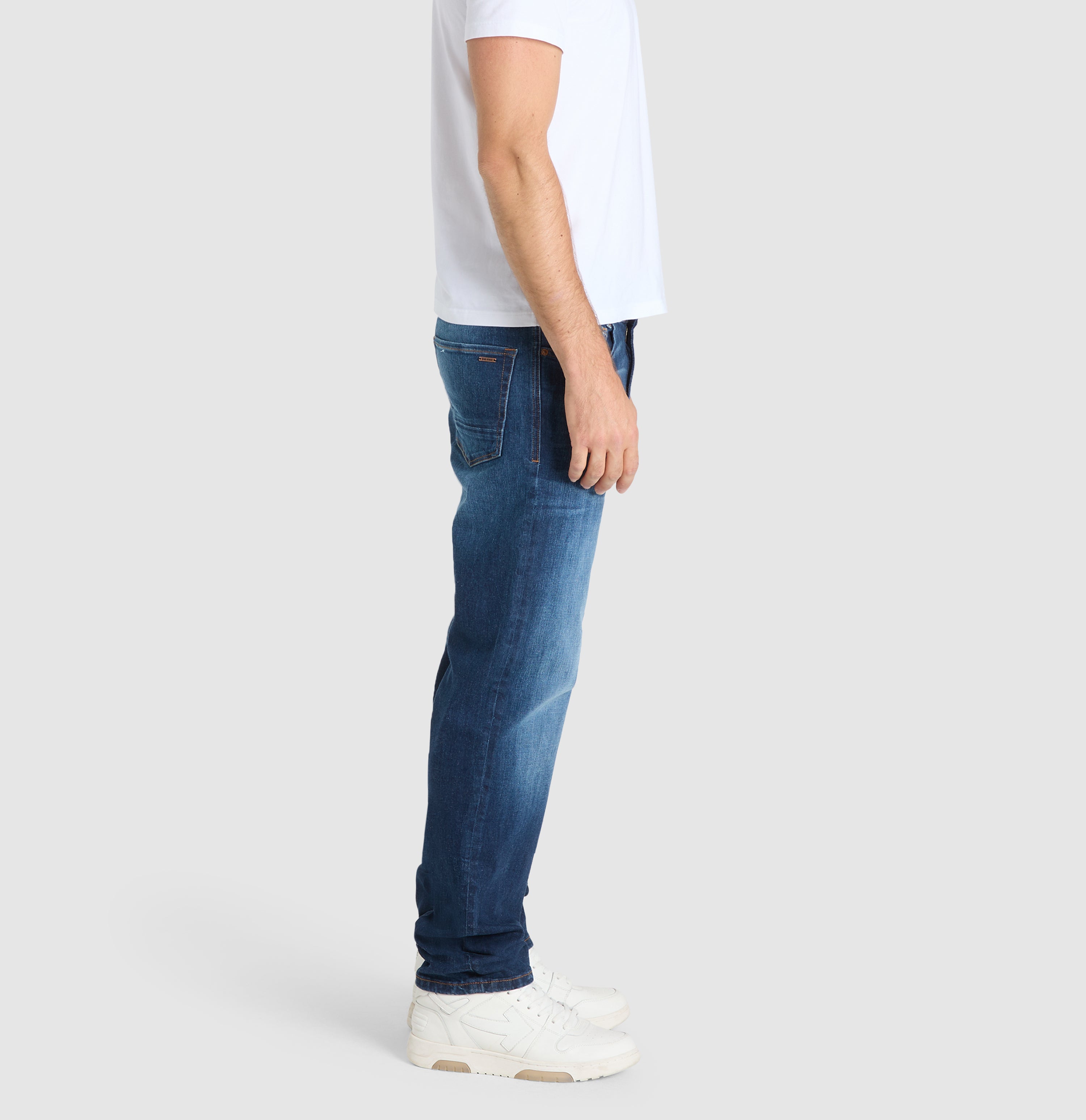 Straight, comfortable jeans with vintage wash. | Rick | dark blue authenic 3D used | Detailed view 3 of model