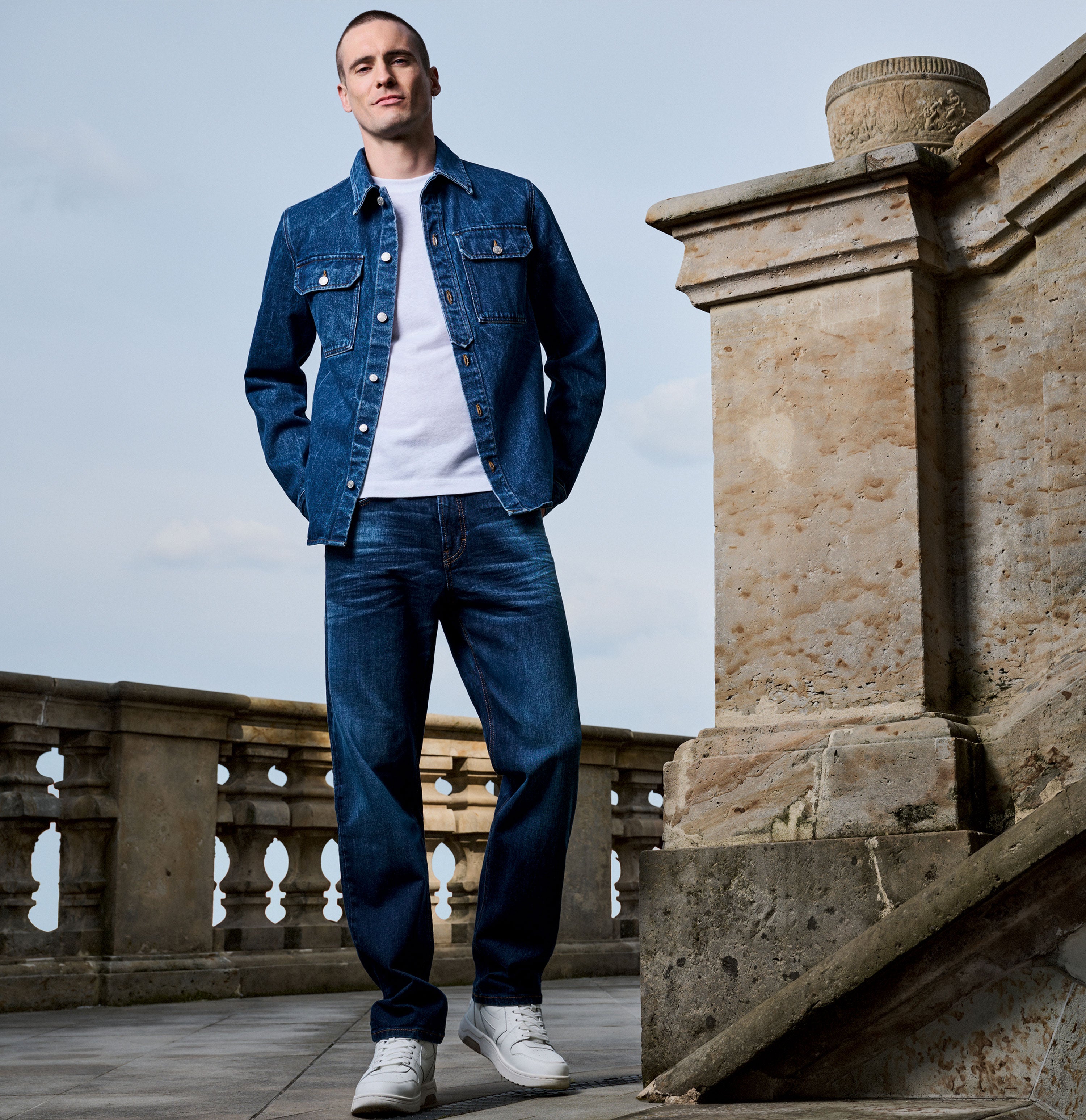 Comfortable jeans with a vintage wash. | Rick | dark blue authenic 3D used | Full-body of model