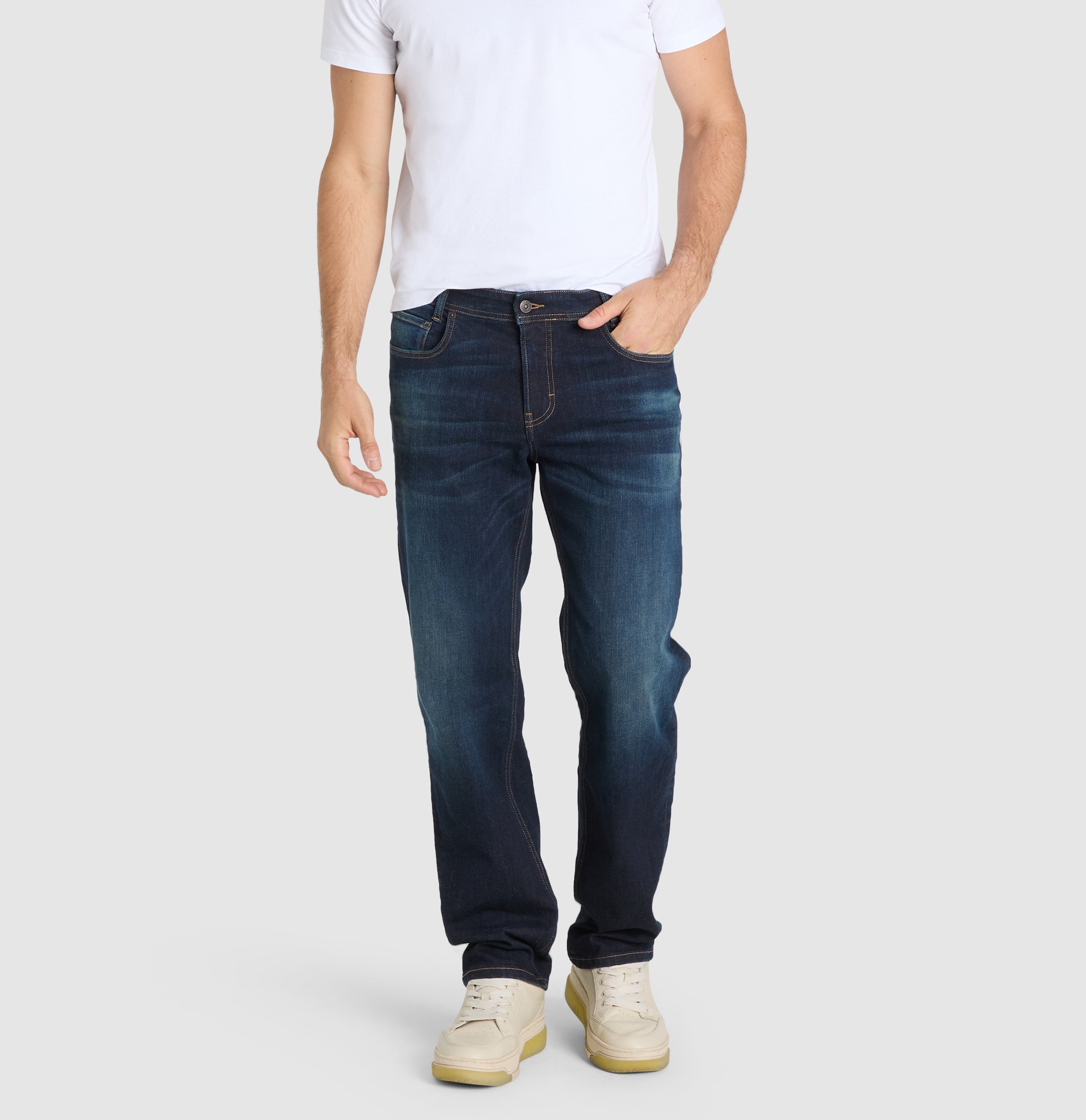 Straight jeans made of comfort stretch denim. | Rick | dark blue authentic used od brown | Front view of model
