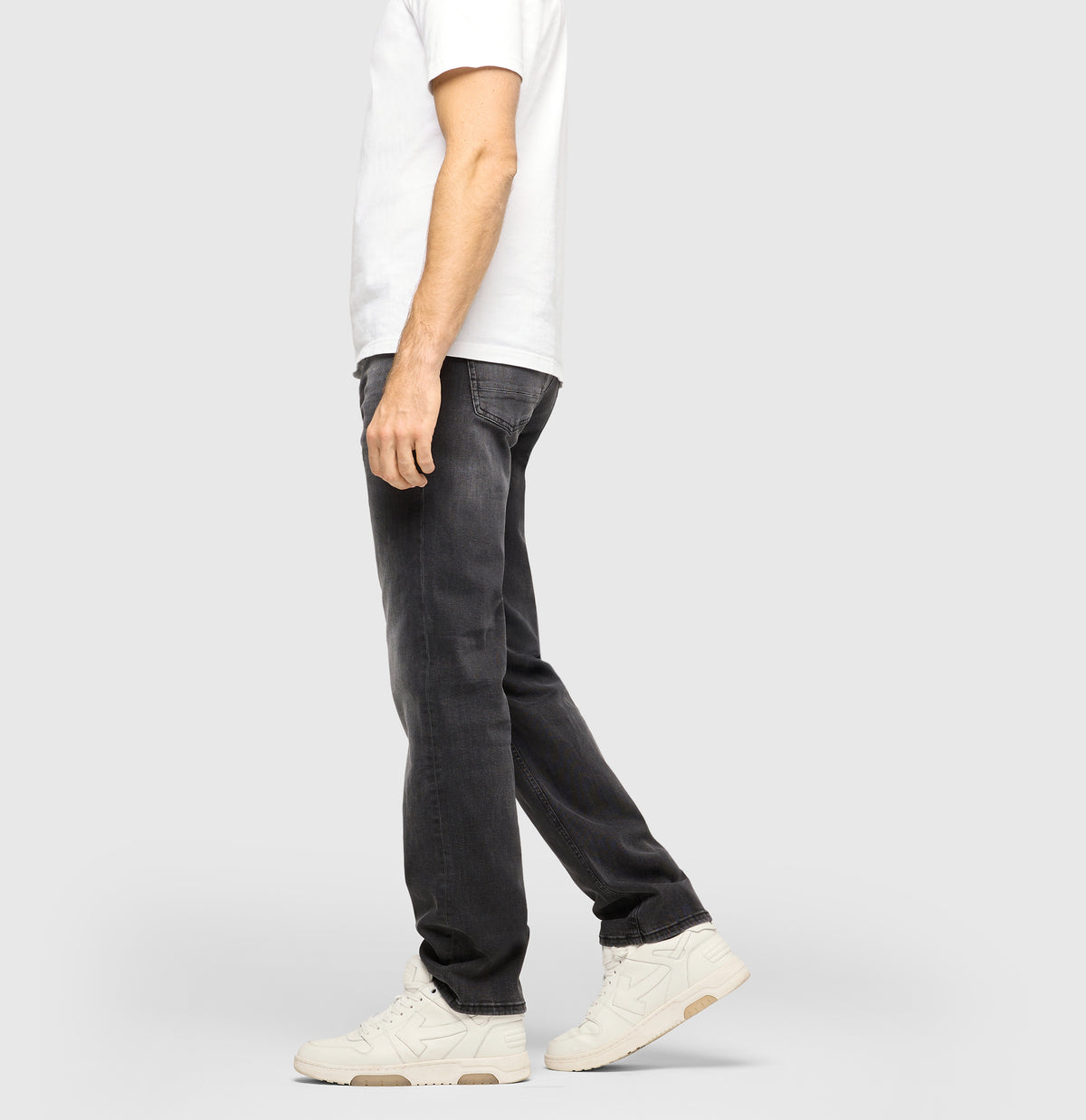 Straight jeans made of comfort stretch denim. | Rick | black black washed | Side view of model