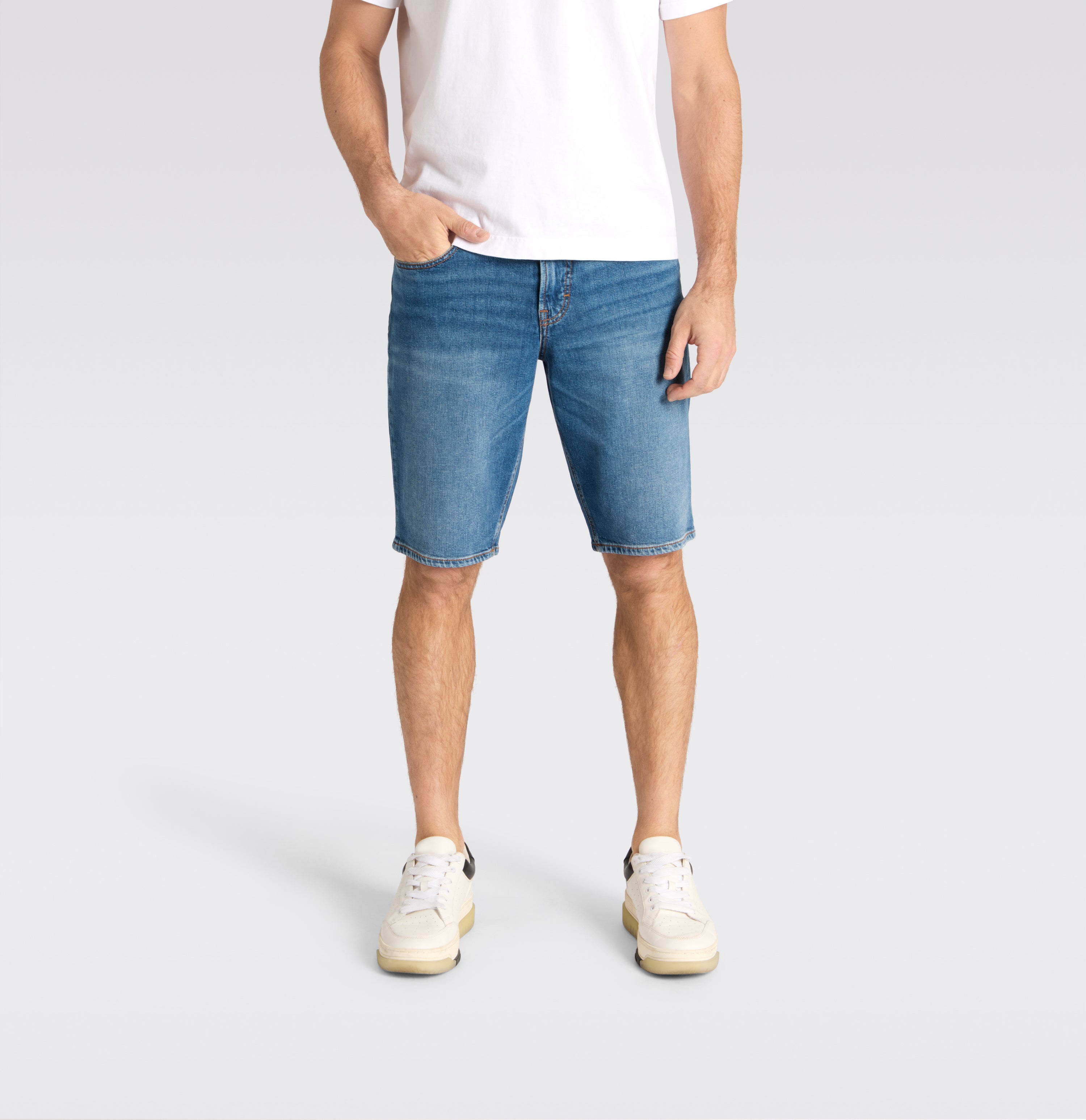 Bermuda jeans with a vintage look. | Rick Bermuda | dark blue authentic wash | Front view of model