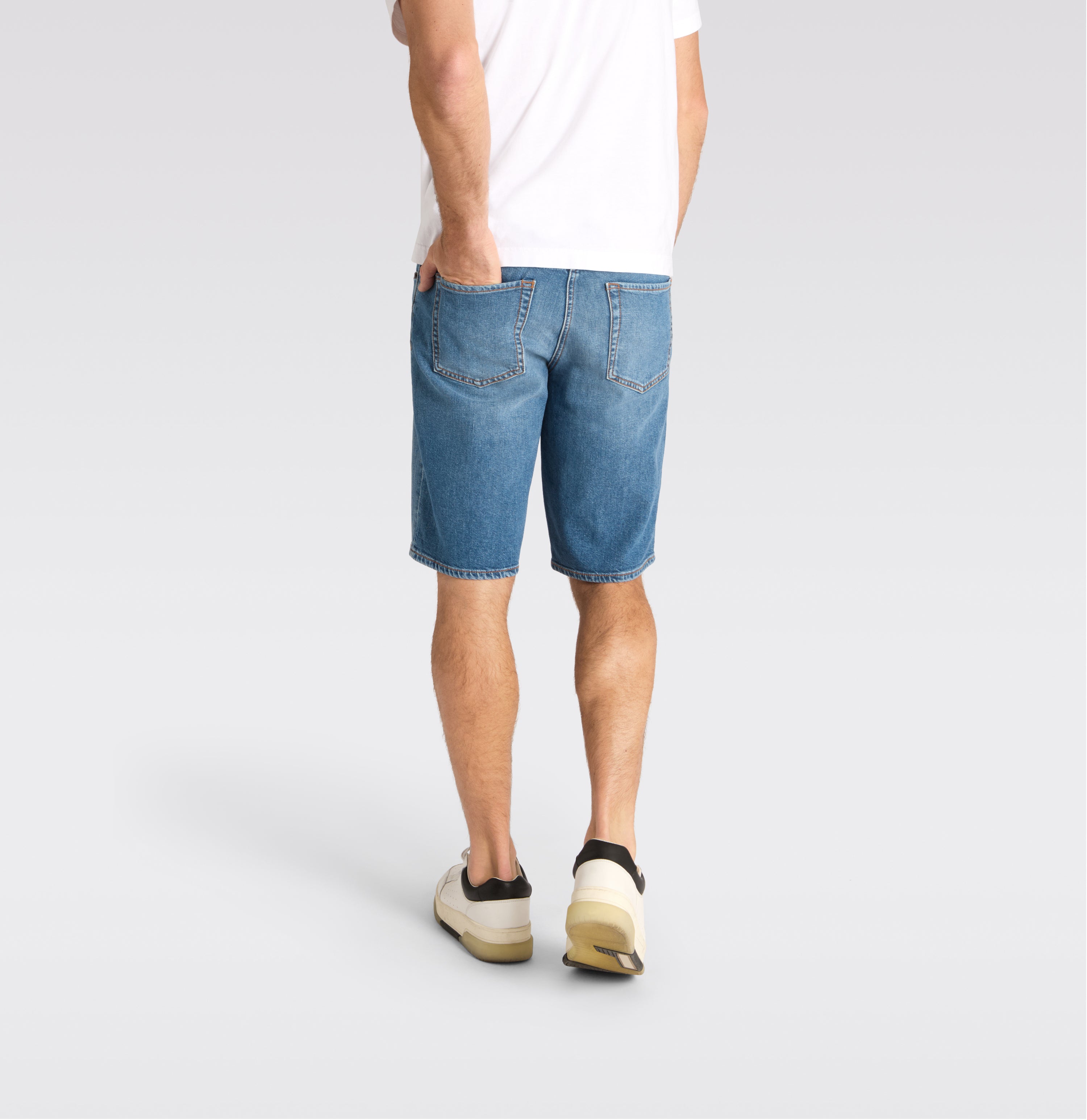 Bermuda jeans with a vintage look. | Rick Bermuda | dark blue authentic wash | Back view of model