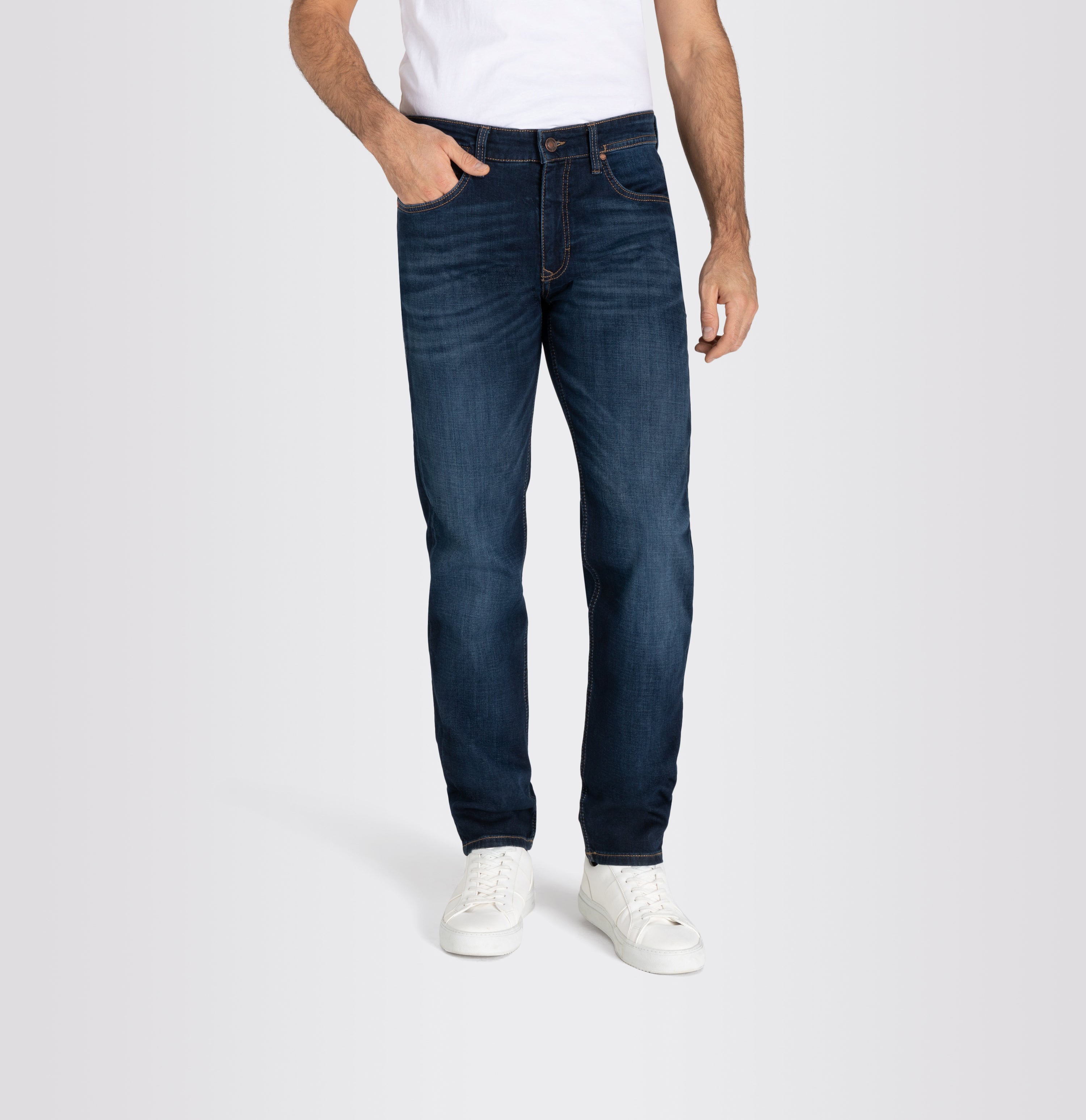 Light, modern fit in a sporty, grainy wash. | Arne | dark vintage blue | Front view of model