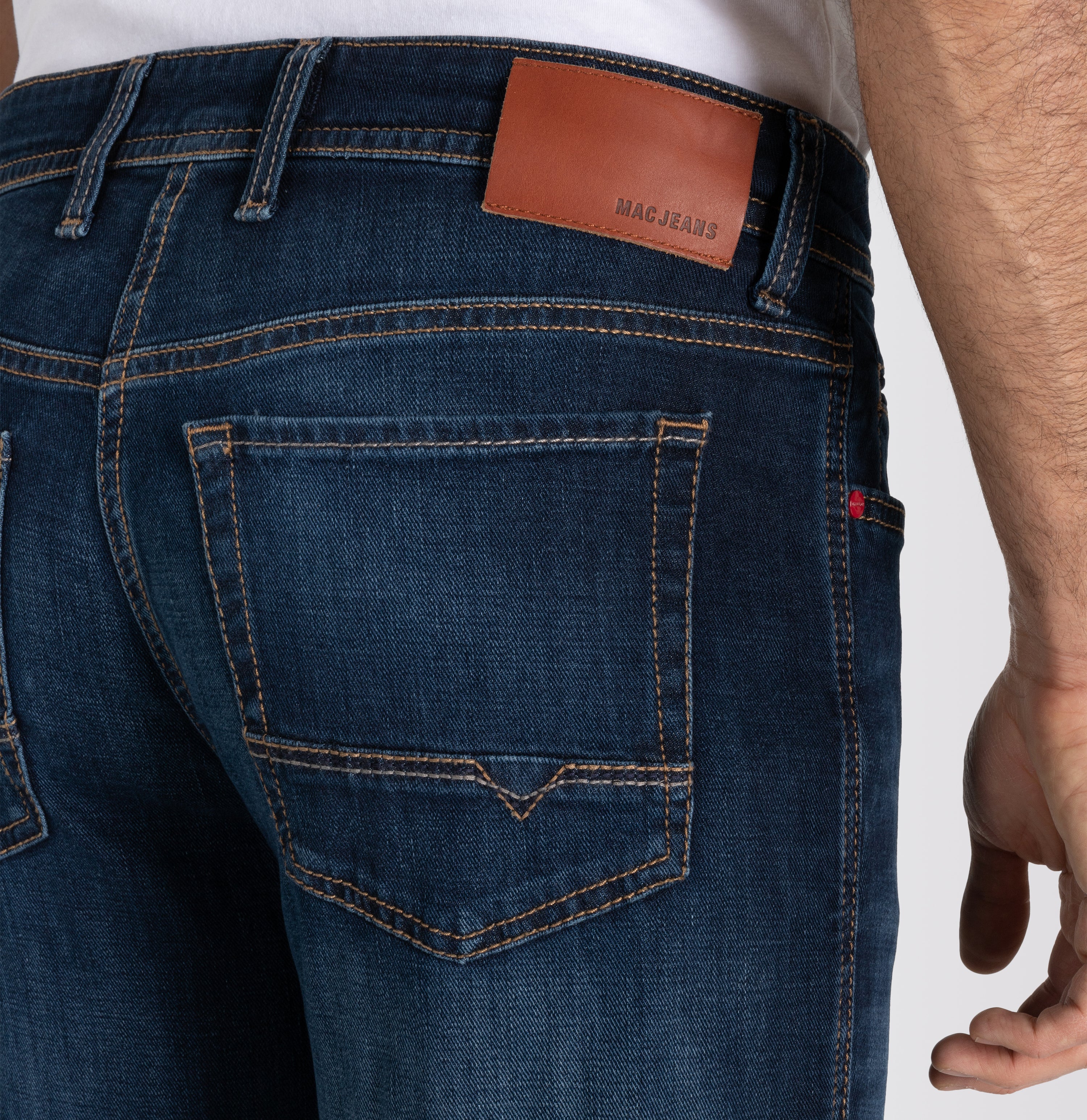 Light, modern fit in a sporty, grainy wash. | Arne | dark vintage blue | Side view of model