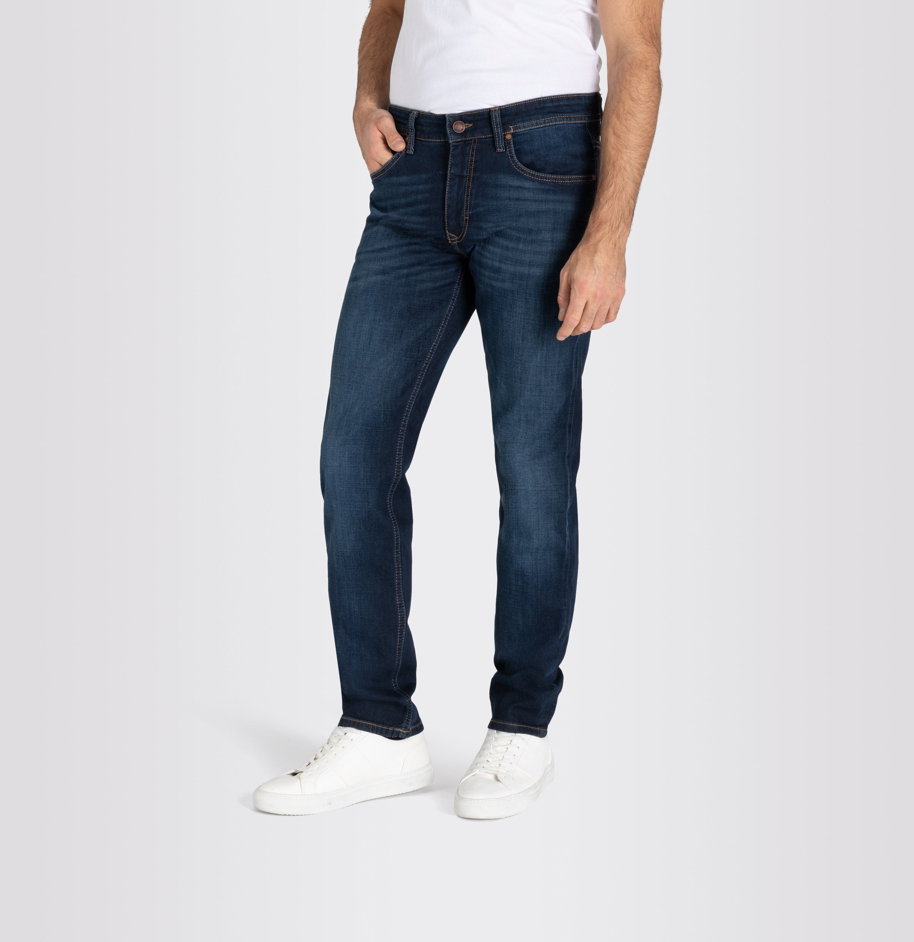 Light, modern fit in a sporty, grainy wash. | Arne | dark vintage blue | Detailed view 3 of model