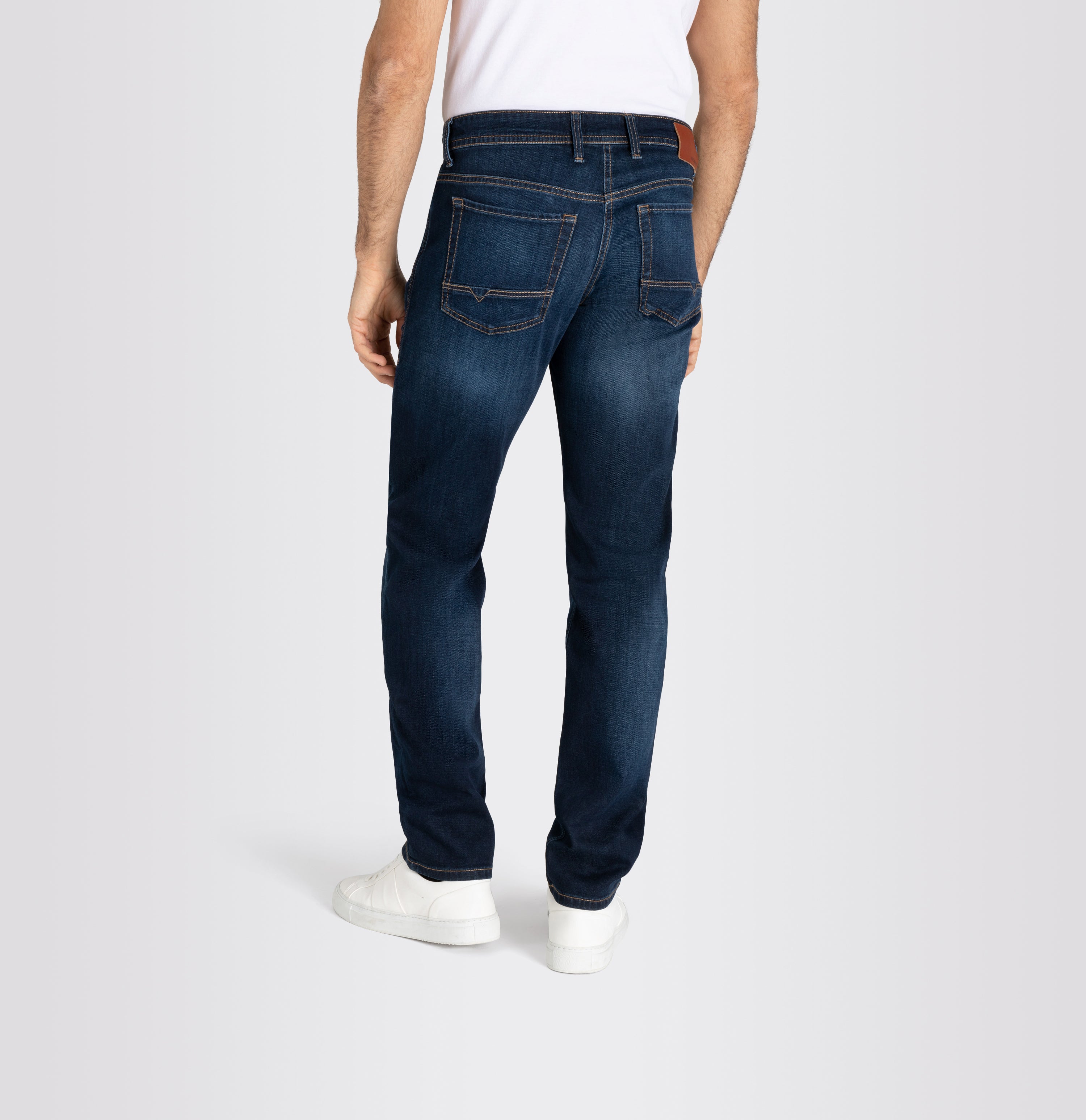 Light, modern fit in a sporty, grainy wash. | Arne | dark vintage blue | Detailed view 4 of model