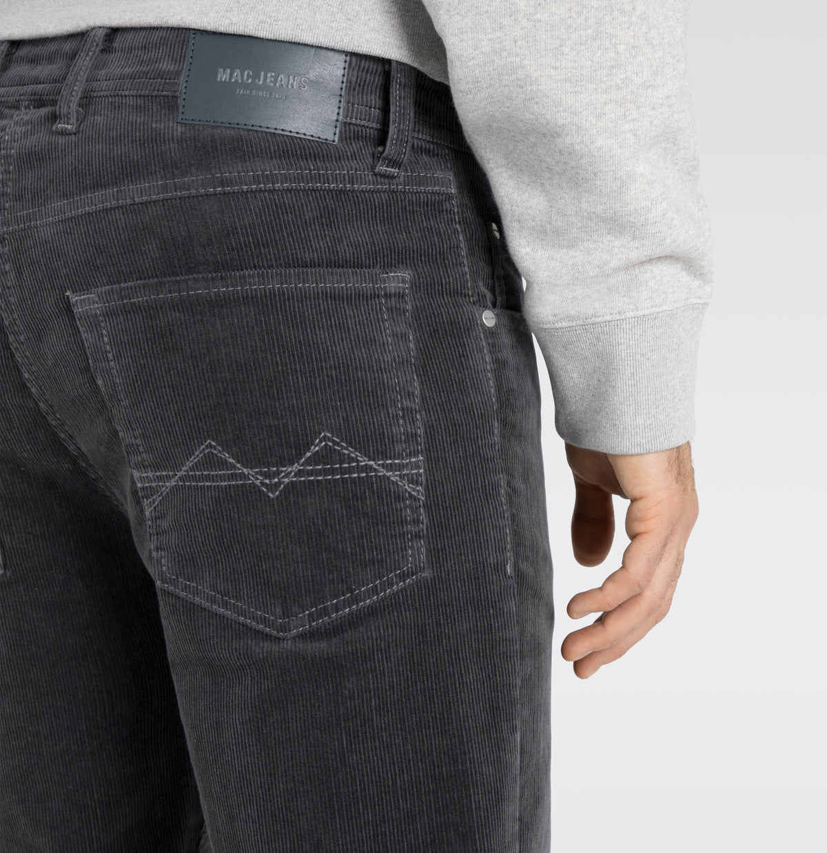 Modern fit made from soft, elastic fine corduroy. | Arne | rubber | Detailed view 3 of model
