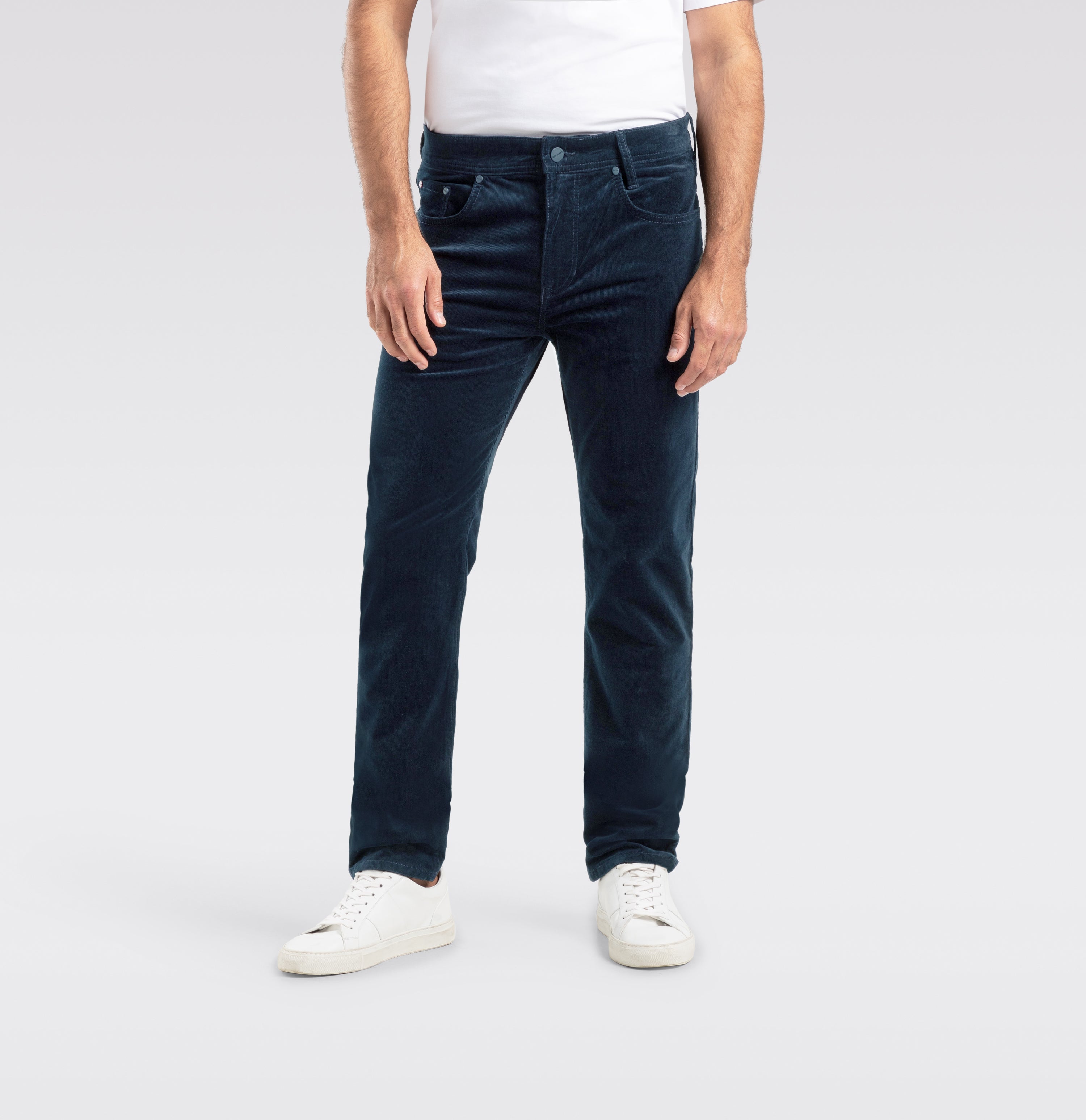 Modern fit made from soft, elastic fine corduroy. | Arne | midnight blue | Front view of model