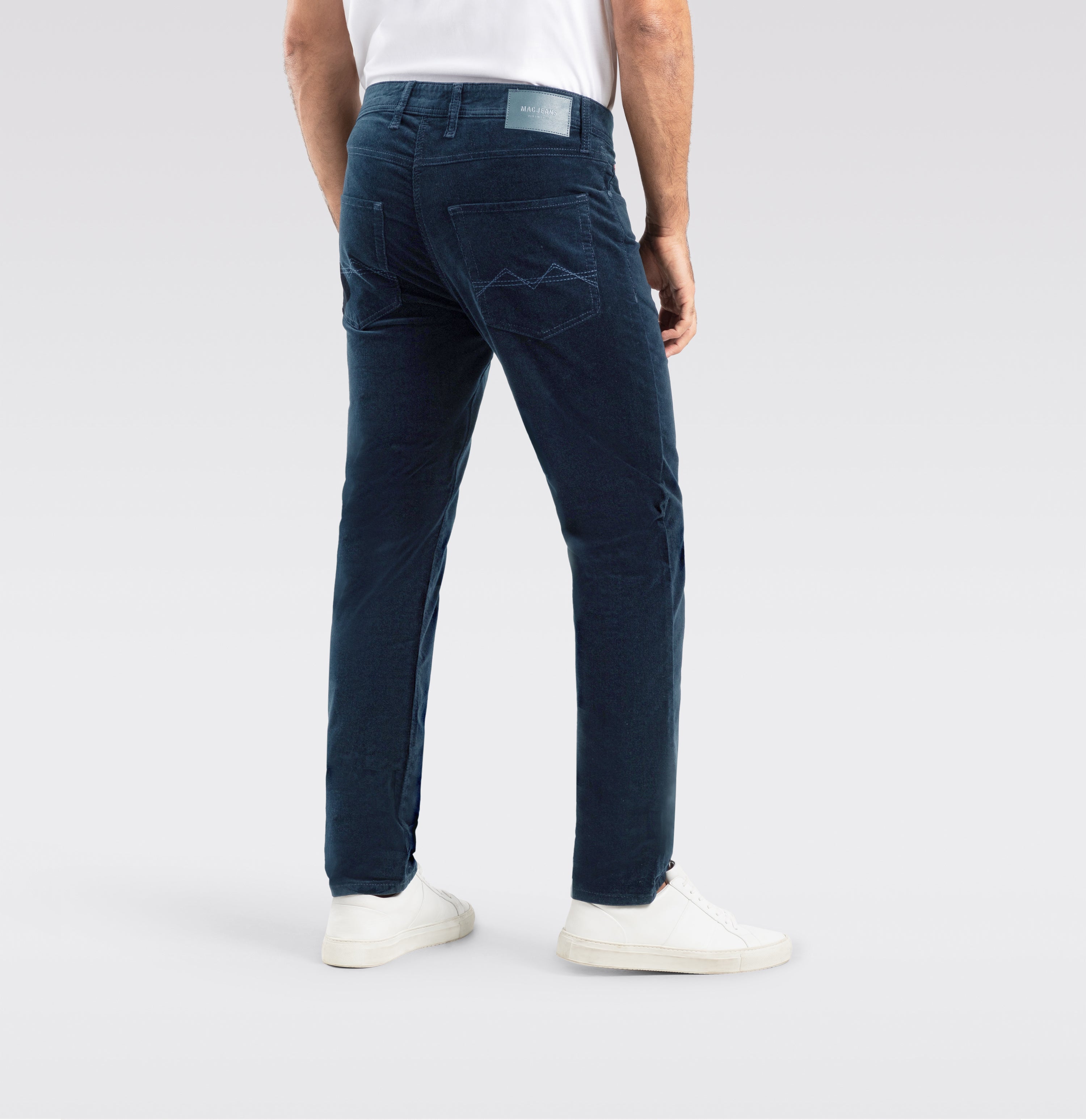 Modern fit made from soft, elastic fine corduroy. | Arne | midnight blue | Back view of model