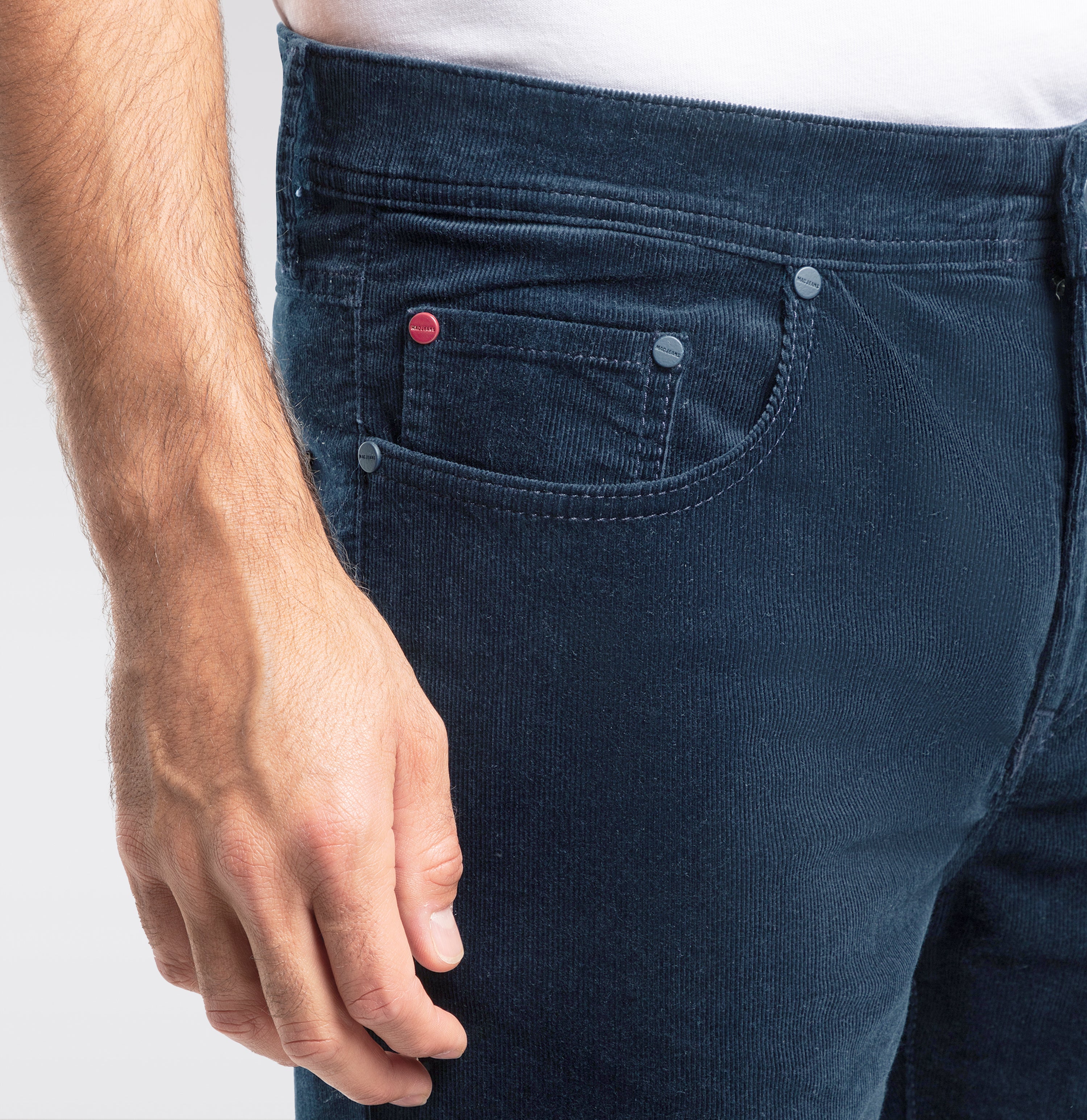 Modern fit made from soft, elastic fine corduroy. | Arne | midnight blue | Side view of model