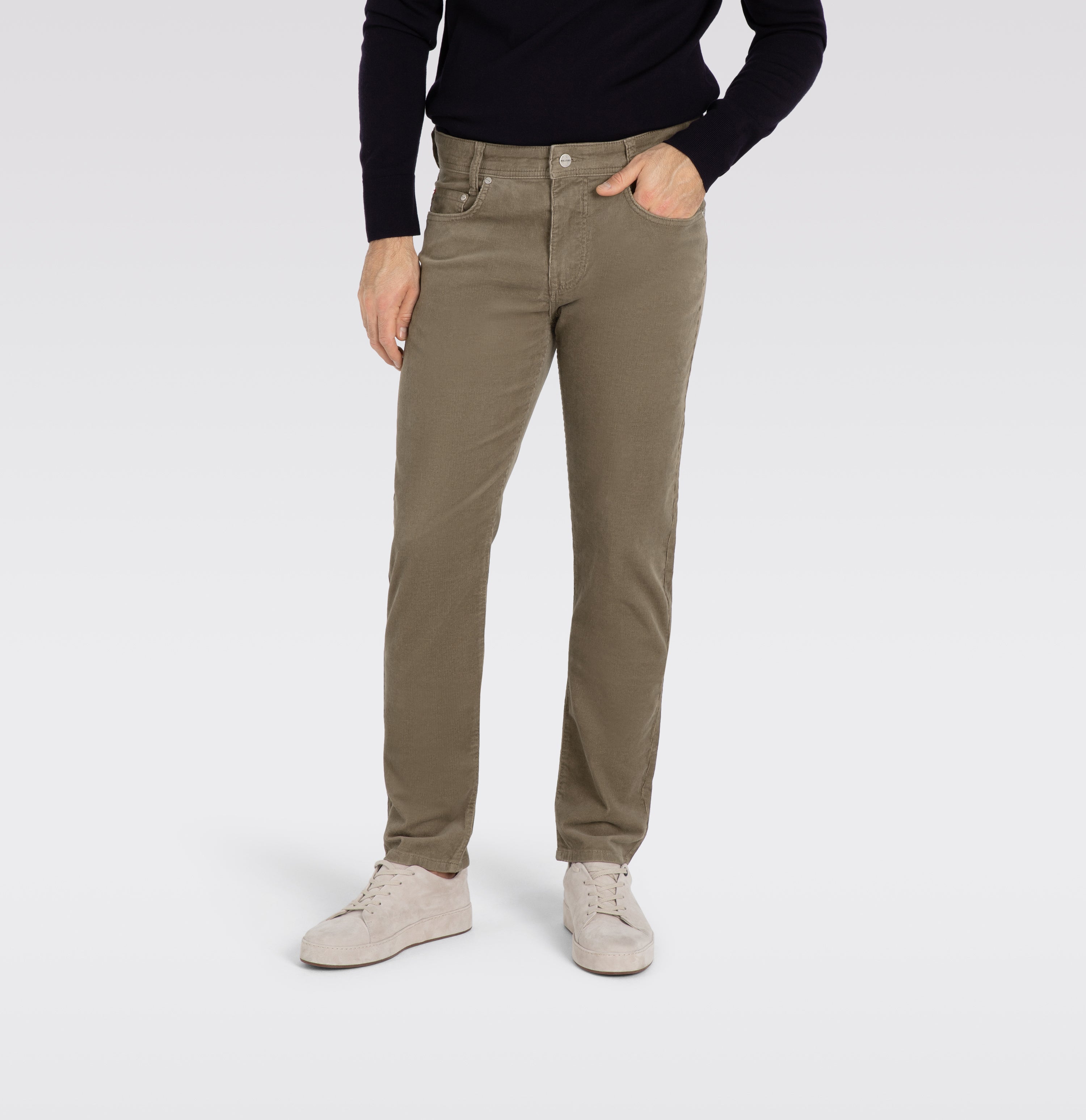 Modern fit made from soft, elastic fine corduroy. | Arne | ginger brown | Front view of model
