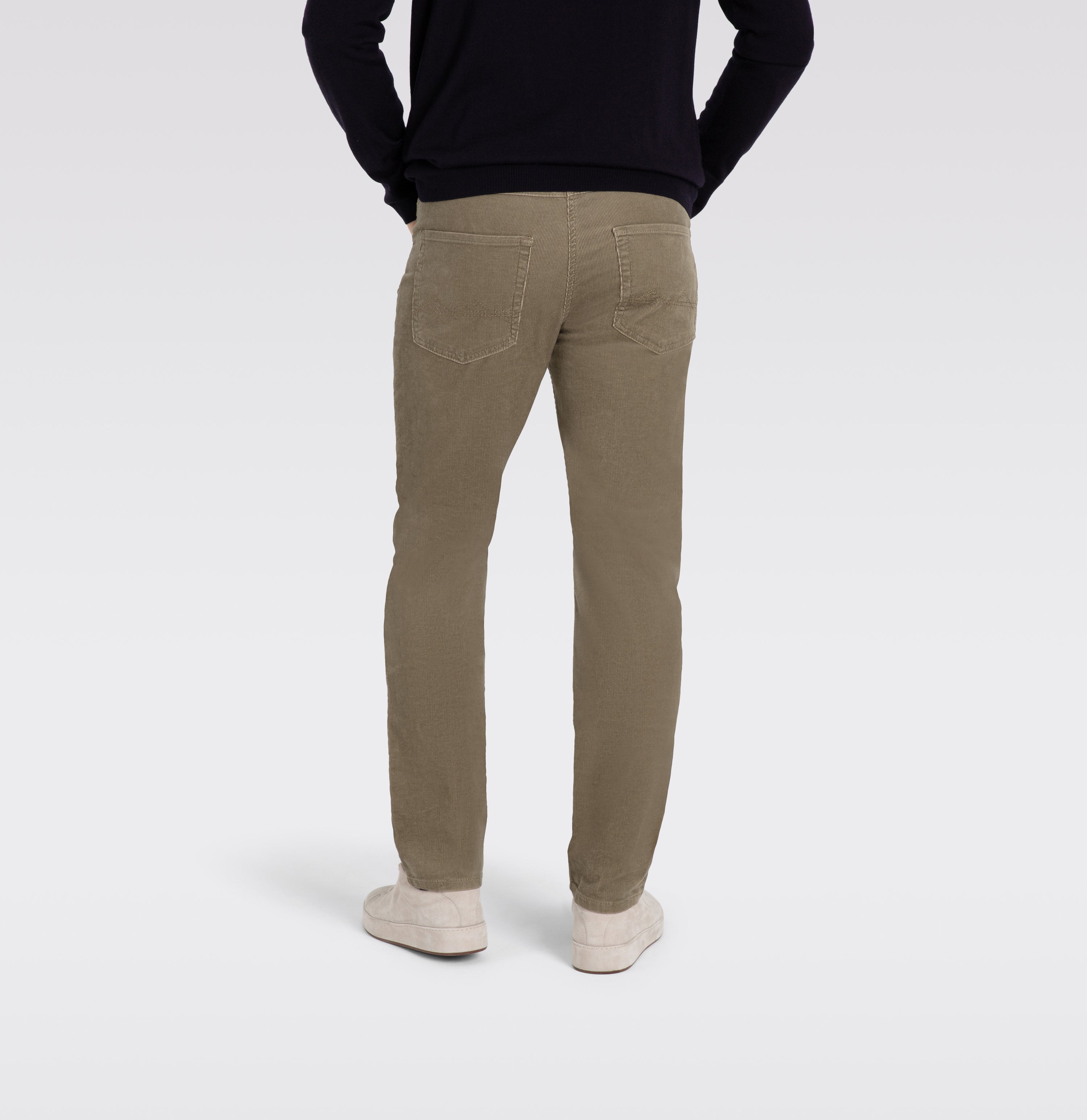 Modern fit made from soft, elastic fine corduroy. | Arne | ginger brown | Back view of model