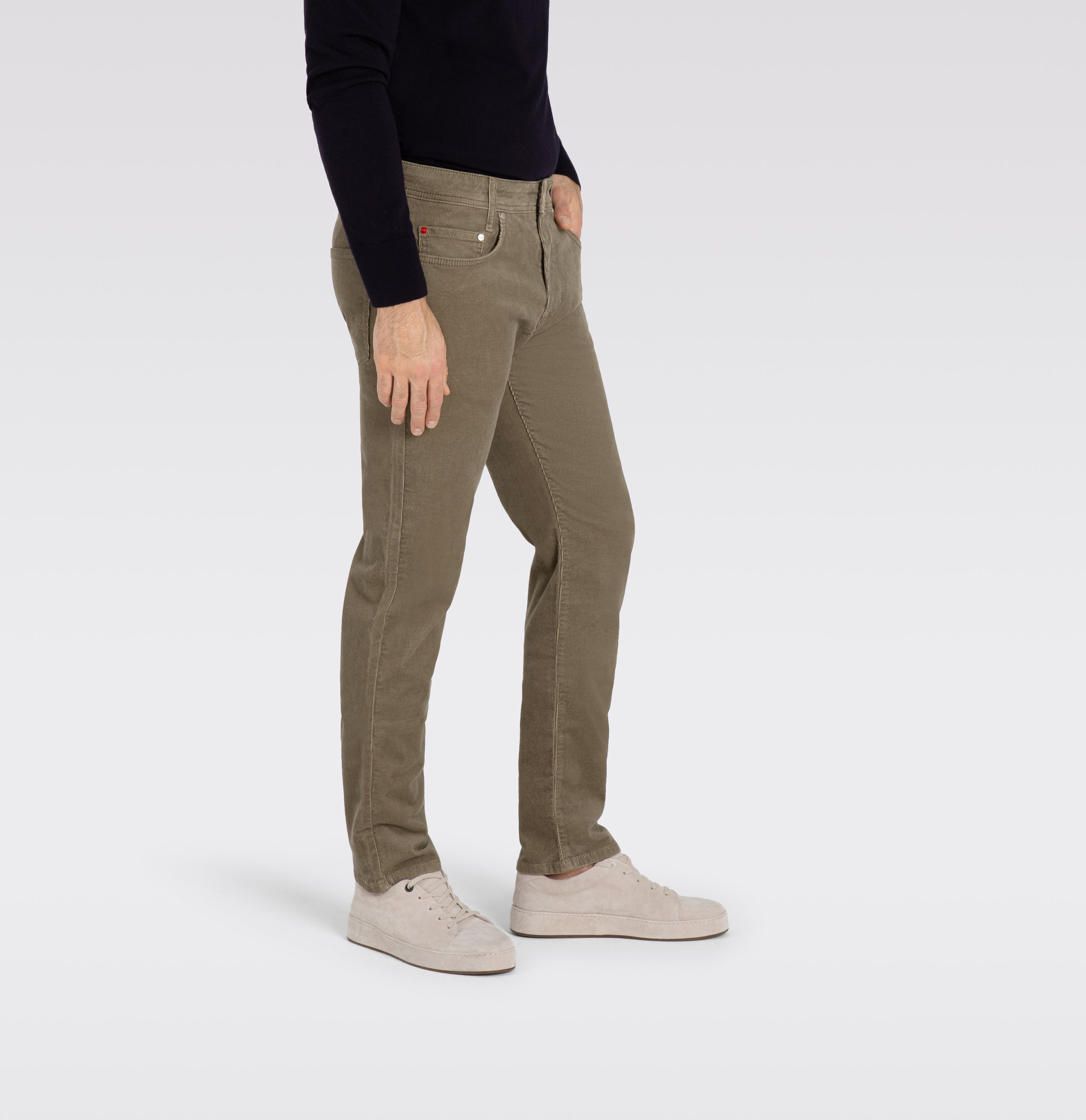 Modern fit made from soft, elastic fine corduroy. | Arne | ginger brown | Side view of model