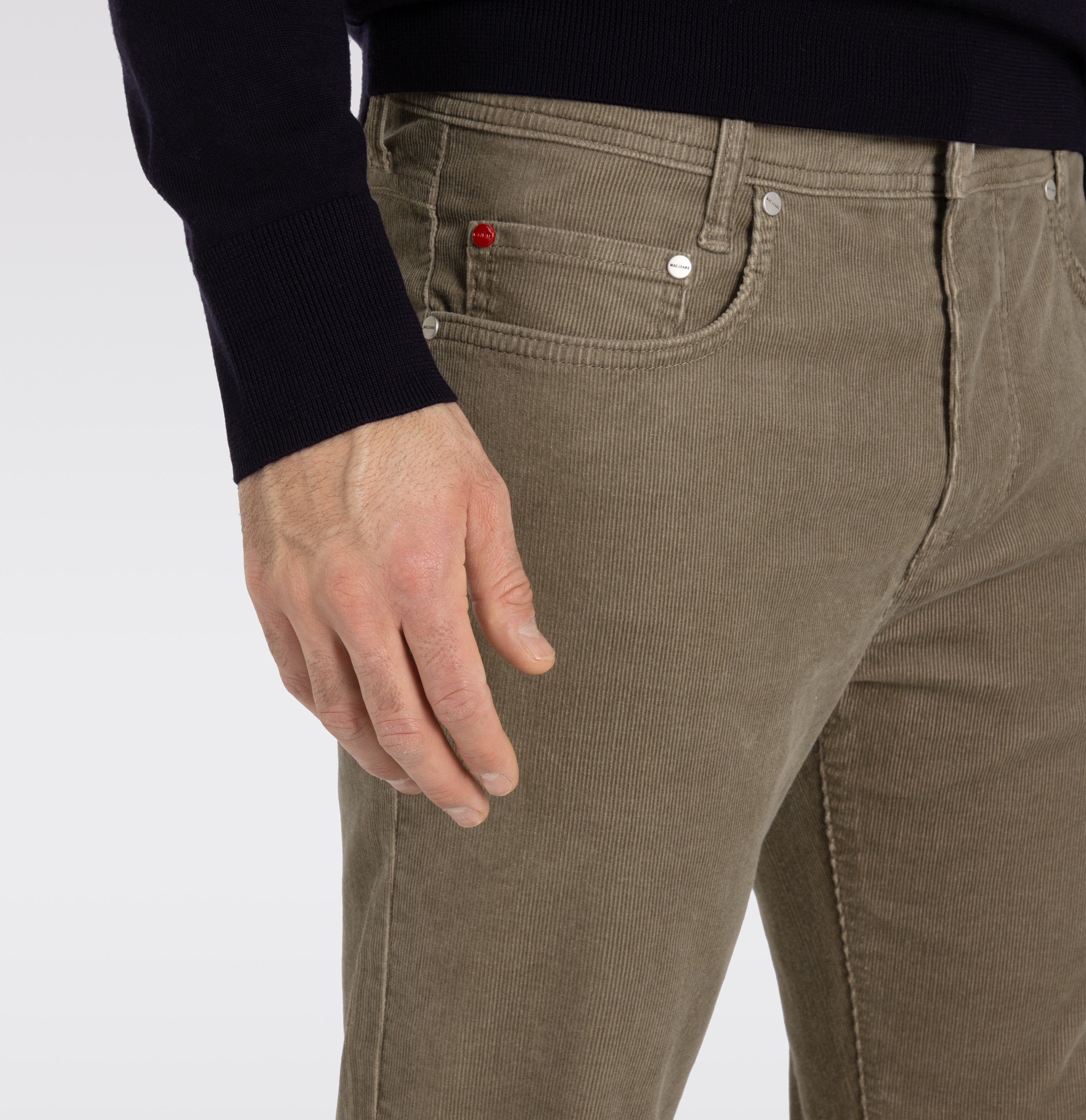 Modern fit made from soft, elastic fine corduroy. | Arne | ginger brown | Detailed view 2 of model
