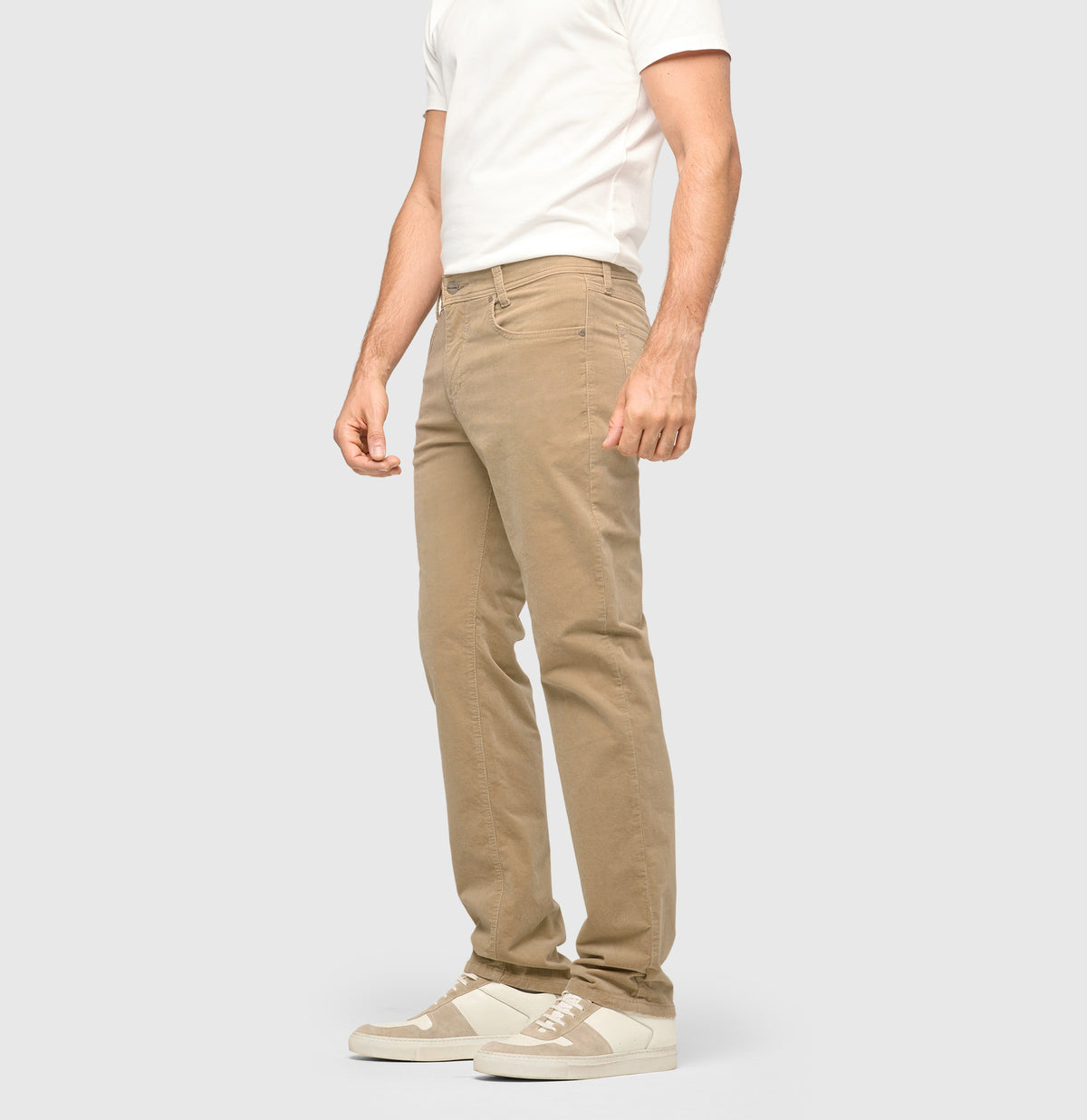 Modern fit made from soft, elastic fine corduroy. | Arne | golden terra | Side view of model