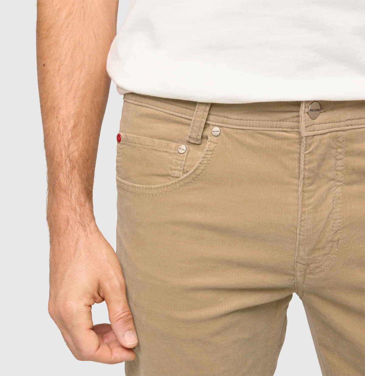 Modern fit made from soft, elastic fine corduroy. | Arne | golden terra | Detailed view 3 of model