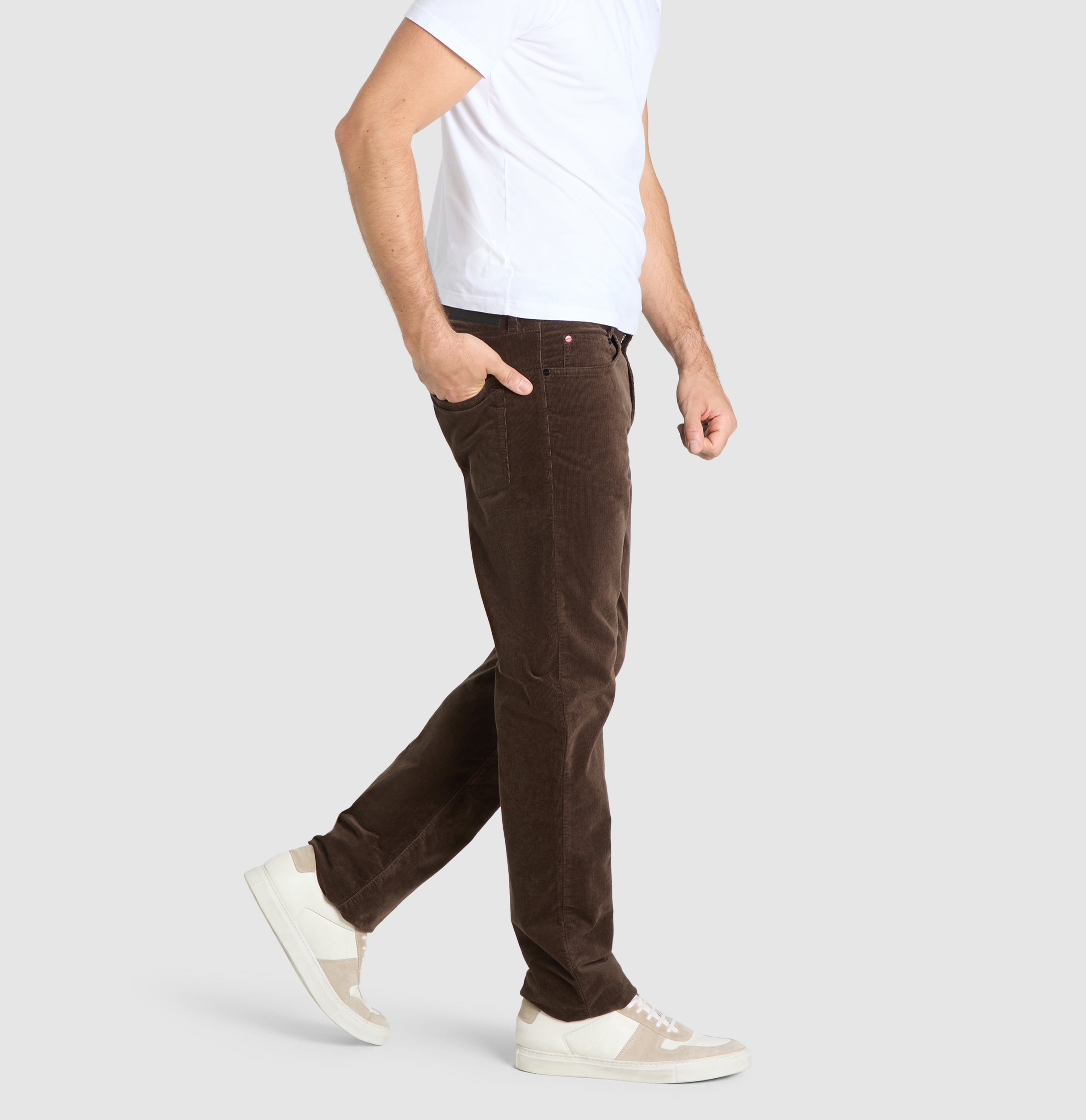 Modern fit made from soft, elastic fine corduroy. | Arne | mahagony brown | Detailed view 4 of model