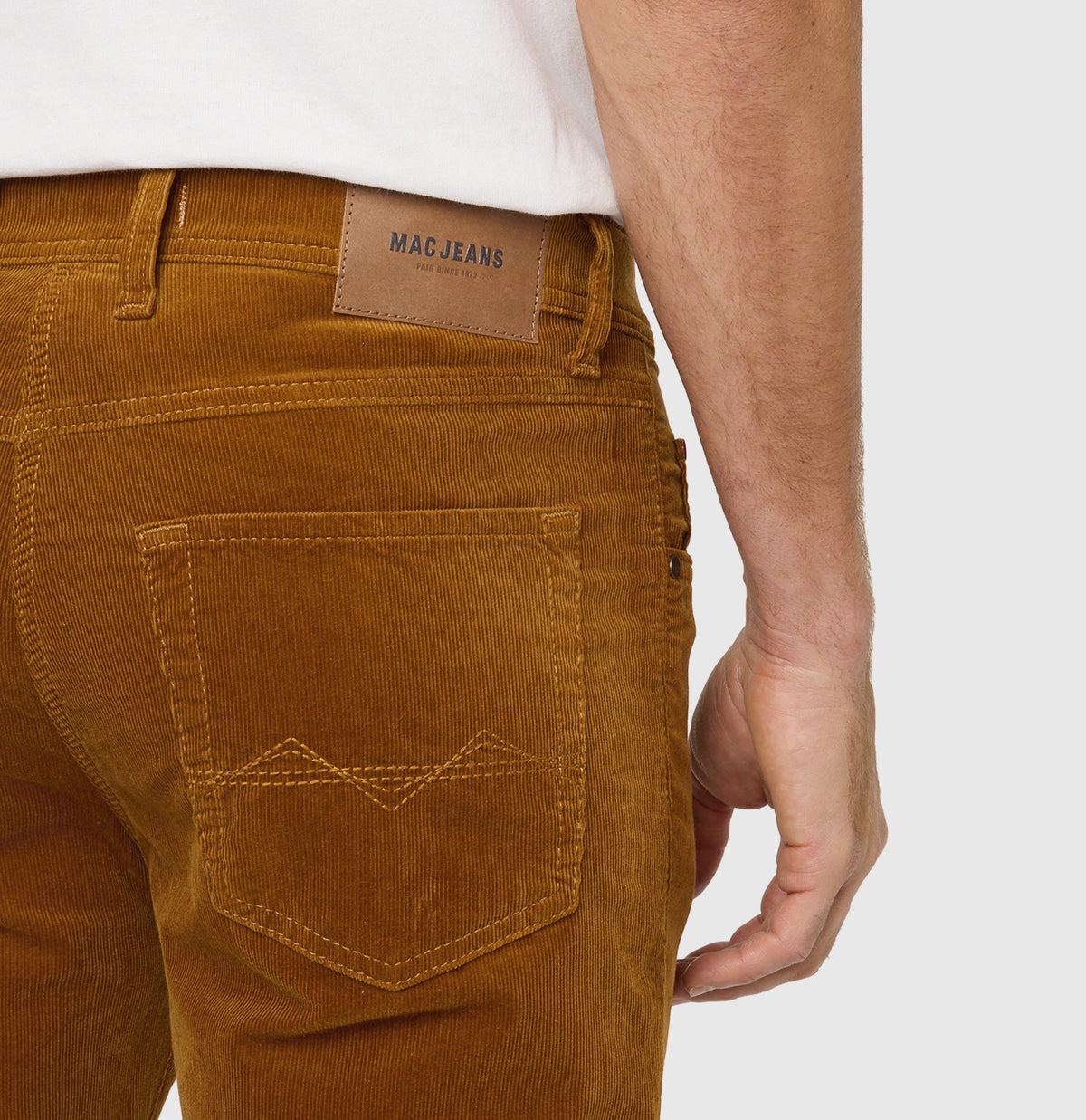 Modern fit made from soft, elastic fine corduroy. | Arne | cumin | Detailed view 2 of model