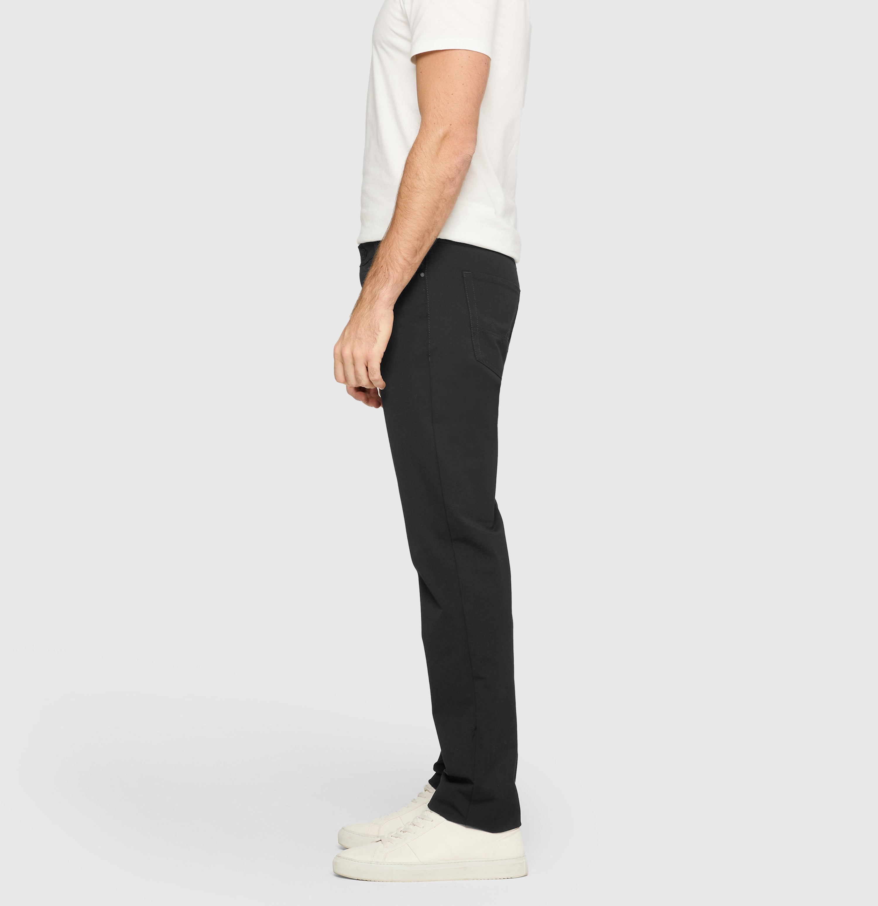 Modern fit made from CARBONIUM® gabardine. | Arne | power black | Side view of model